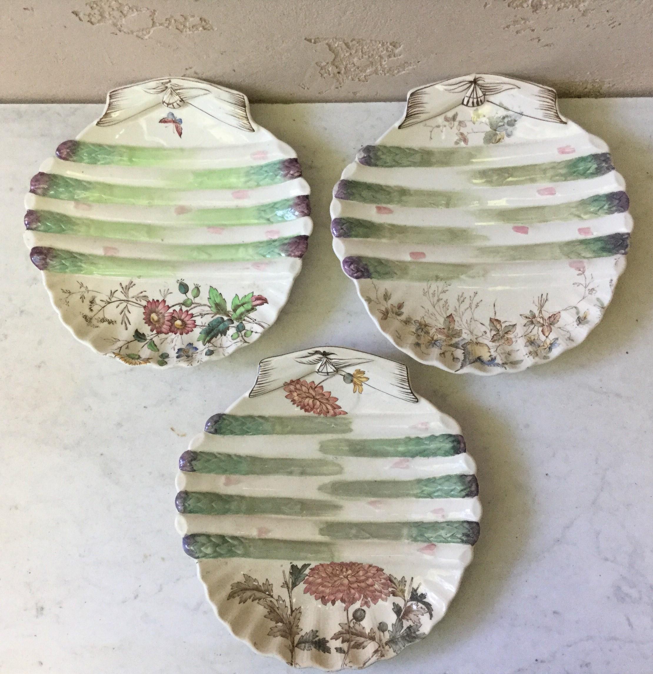 Late 19th Century English 19th Century Asparagus Wall Plate with Butterfly For Sale