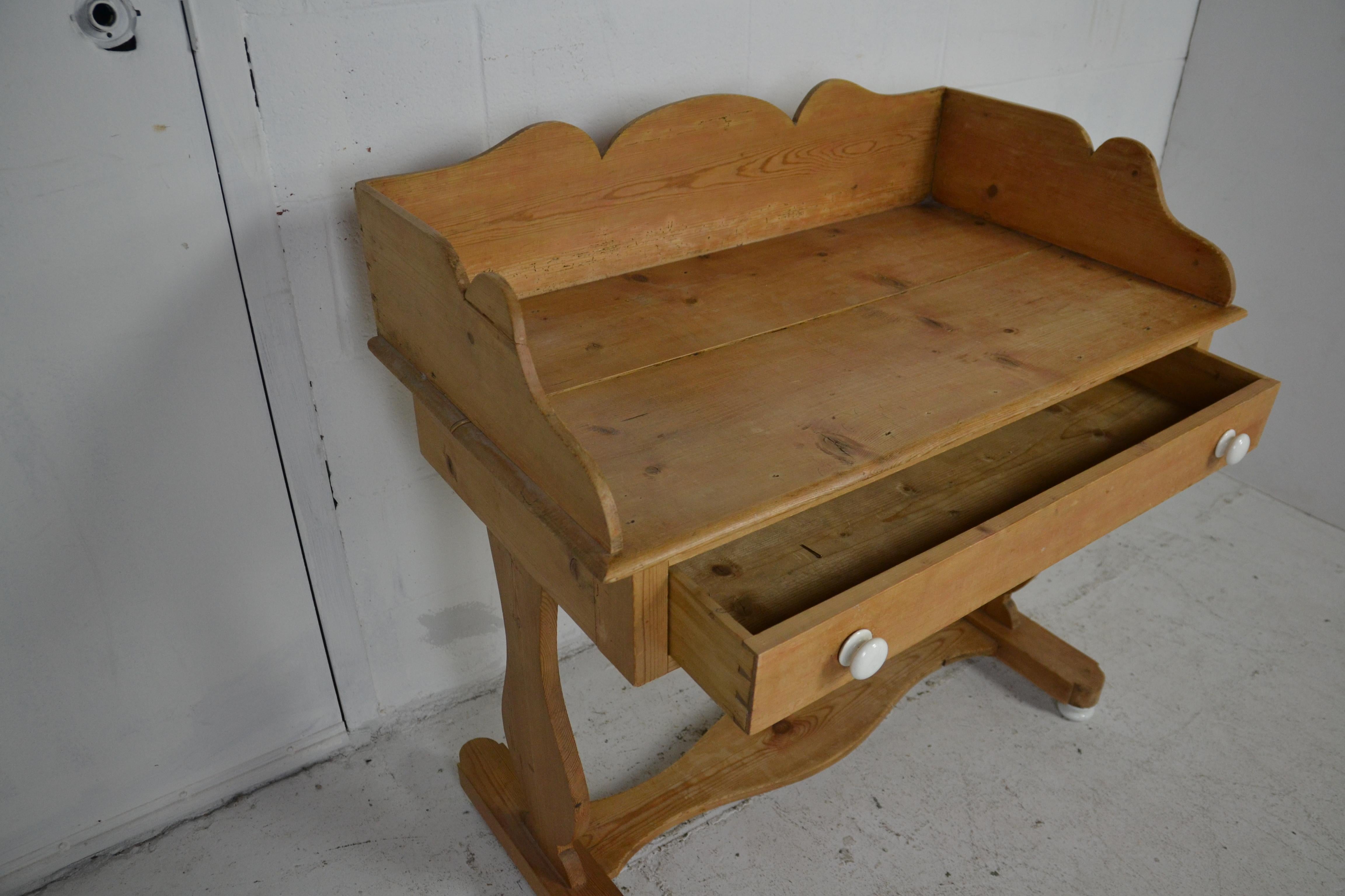 Wood English 19th Century Pine Washstand