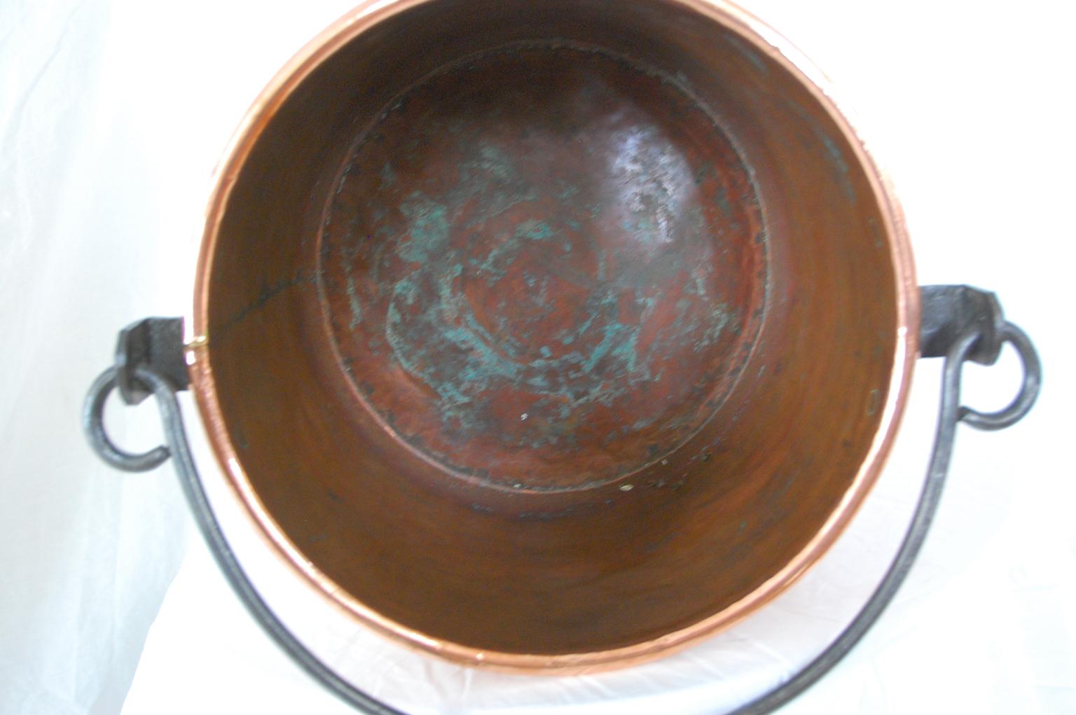 English 19th Century Copper Cauldron Iron Swing Handle, Logs or Plants In Good Condition In Wells, ME