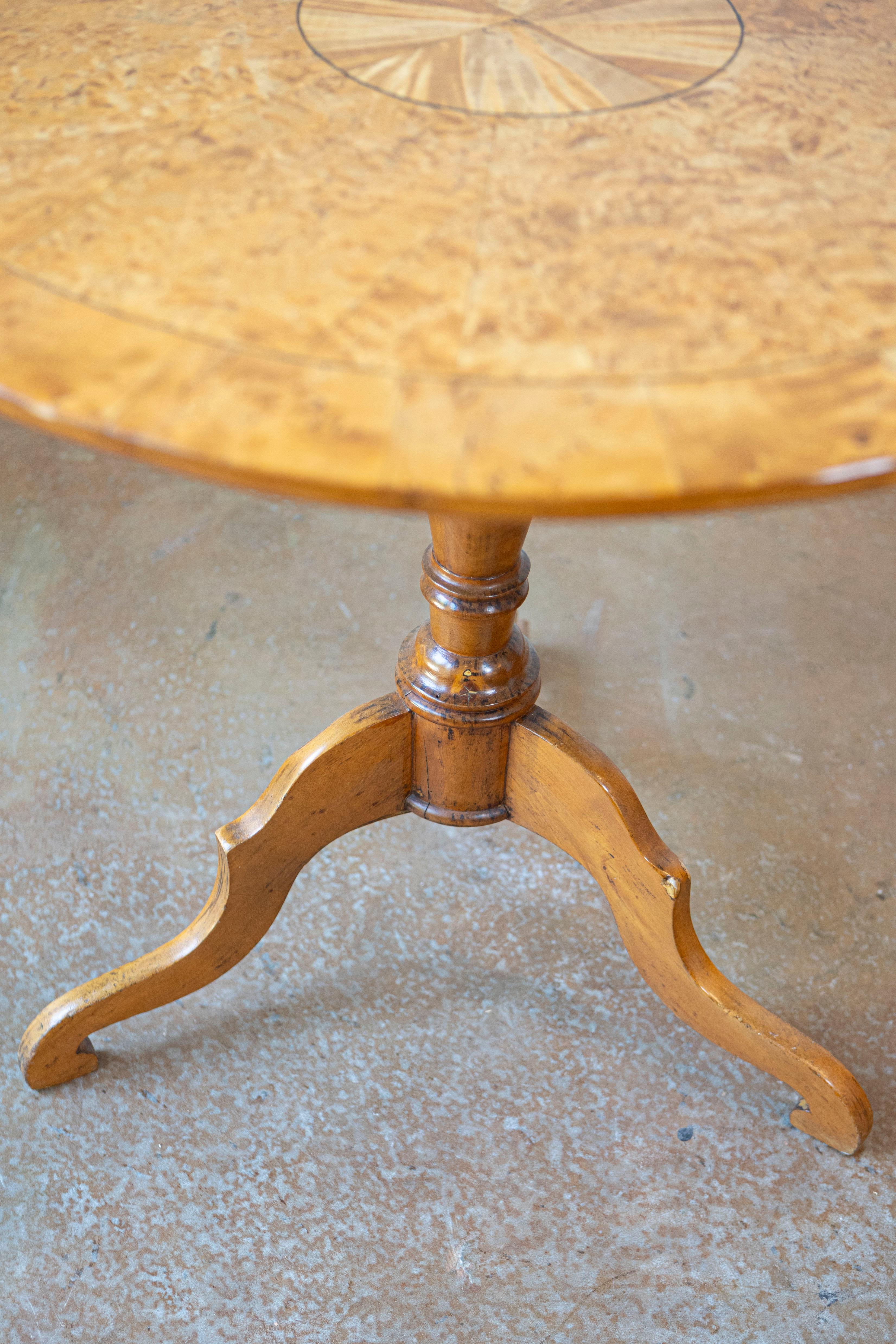 English 19th Century Alder Root Tilt Top Table with Turned Pedestal, Tripod Base In Good Condition In Atlanta, GA