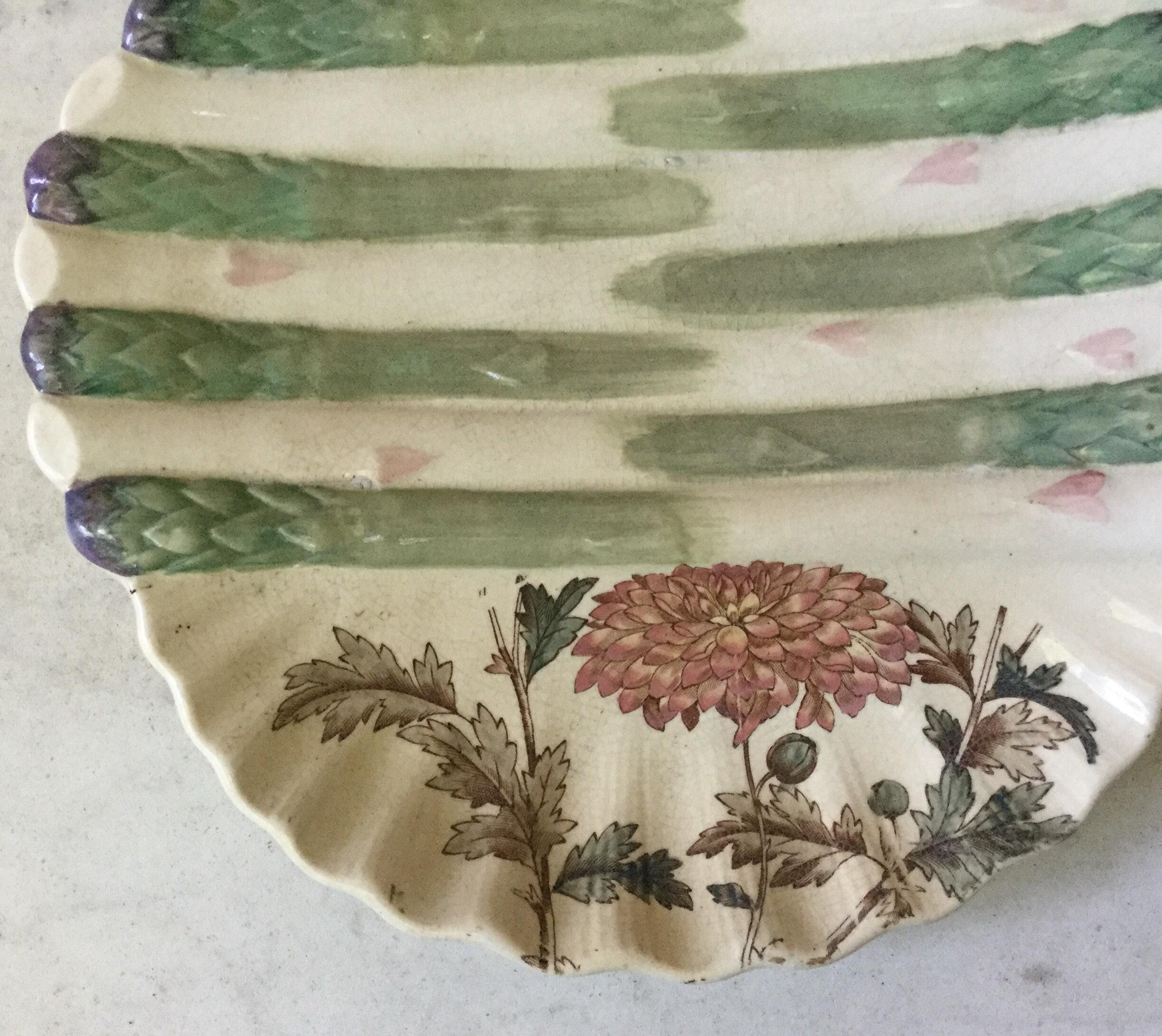 assiette à asperges en forme de coquille en majolique anglaise du XIXe siècle, décorée de fleurs de chrysanthèmes 