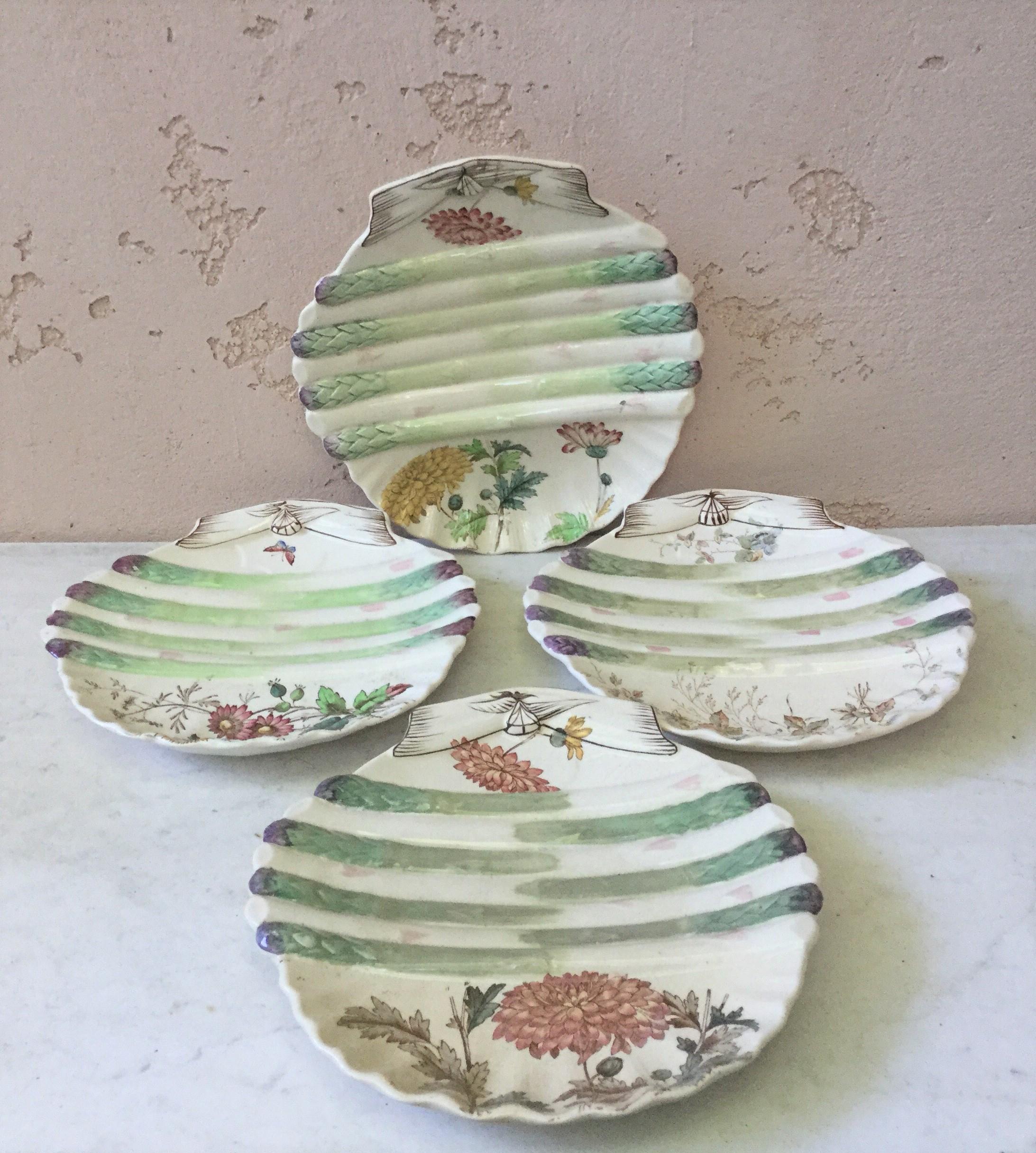 English 19th Century Asparagus Wall Plate with Mums In Good Condition For Sale In Austin, TX