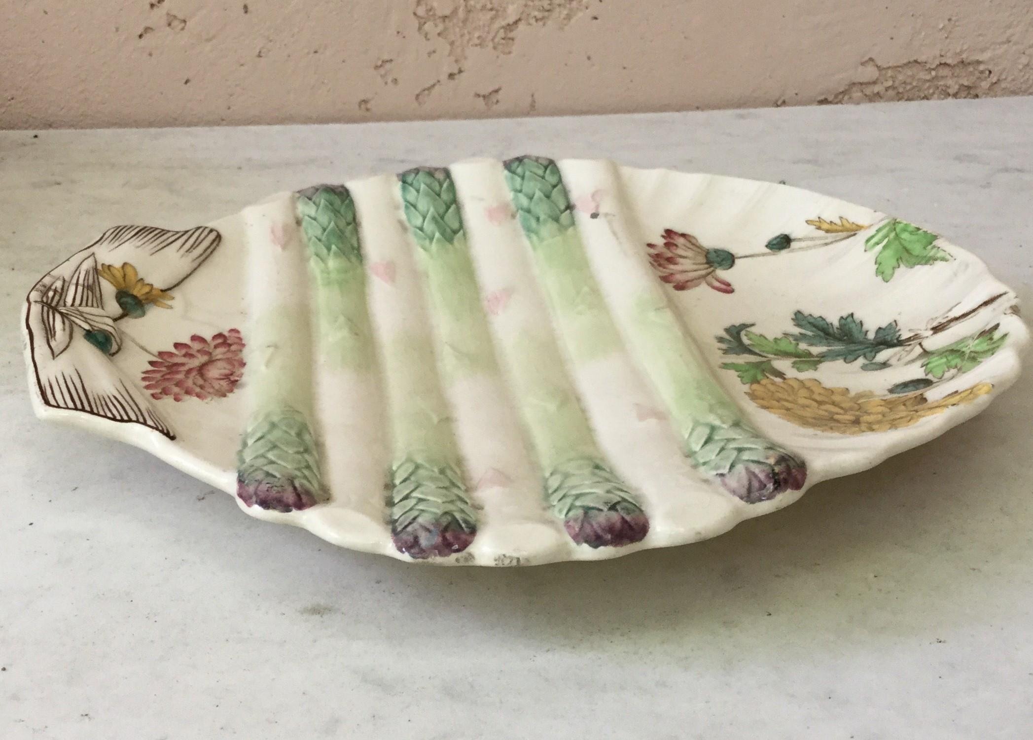 English 19th Century Asparagus Wall Plate with Mums In Good Condition In Austin, TX