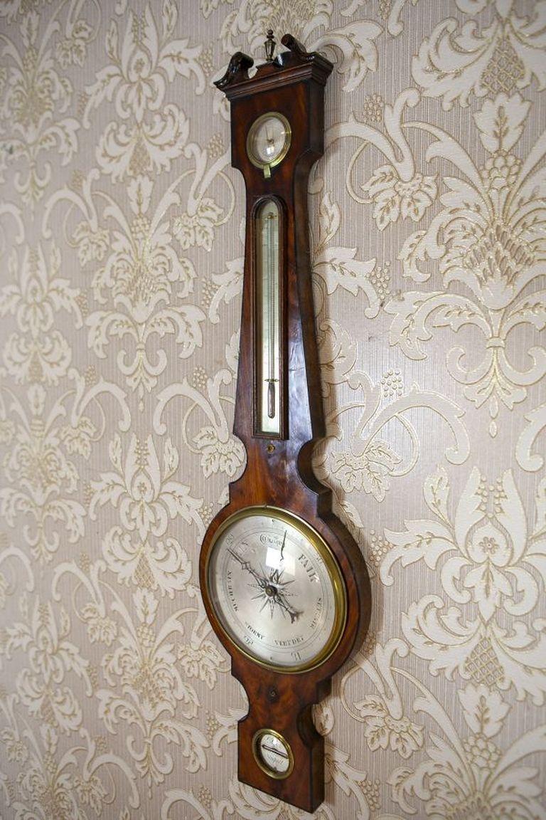 Baromètre et thermomètre Fahrenheit anglais du 19e siècle dans un coffret en acajou

Baromètre dans un coffret en acajou, daté de la première moitié du XIXe siècle, comprenant un thermomètre Fahrenheit, des marques en argent, un hygromètre et un
