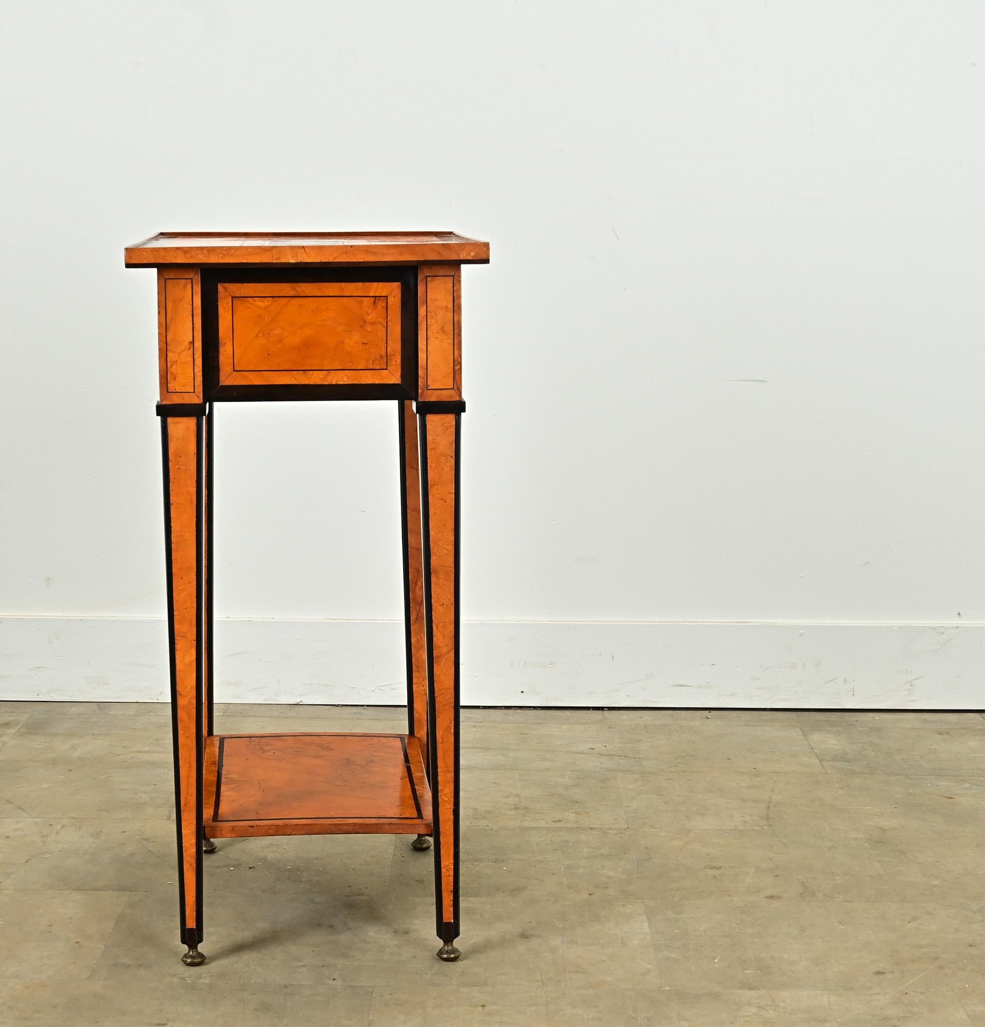 Table anglaise du 19ème siècle en incrustation de bouleau en vente 2