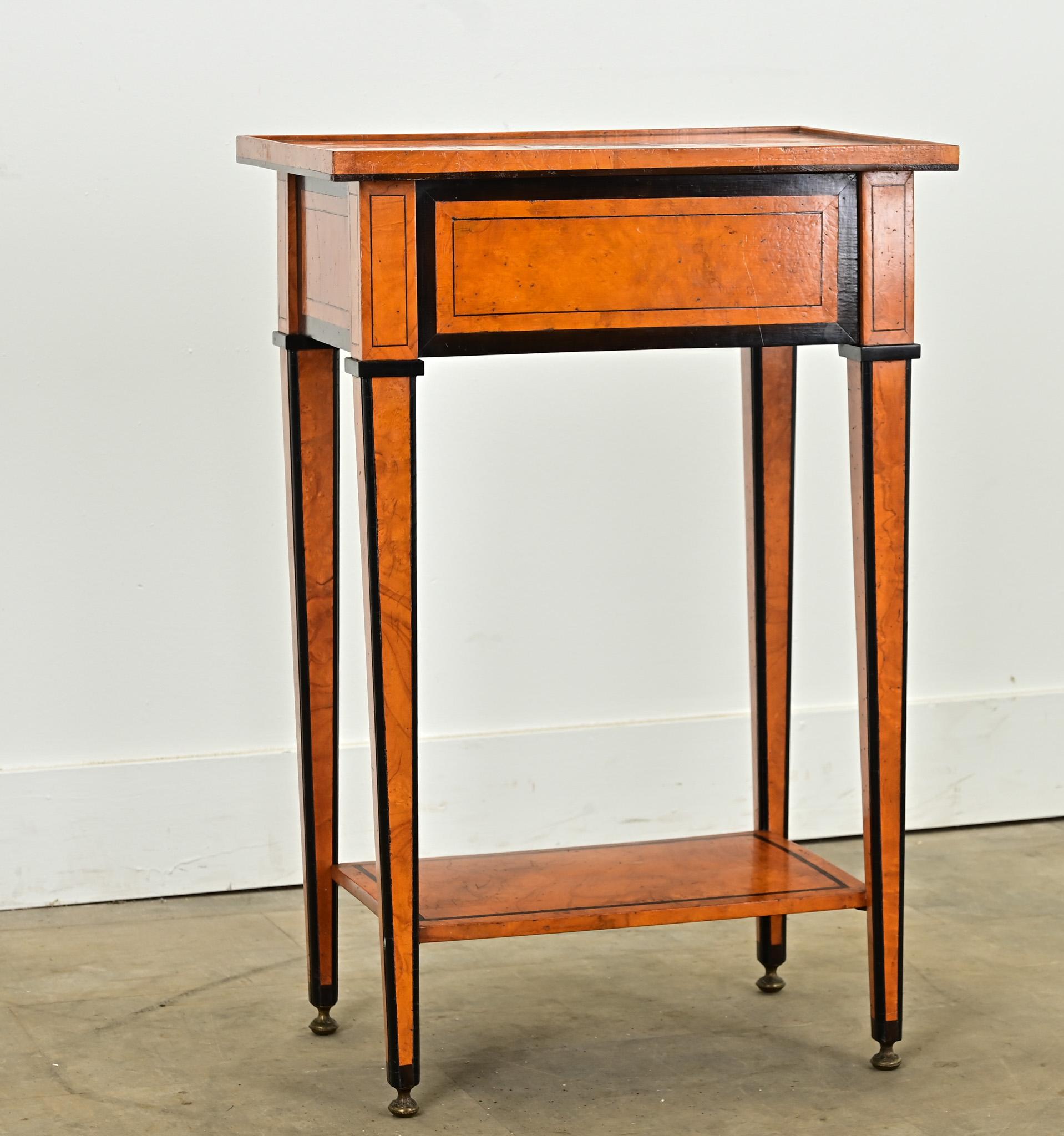 Table anglaise du 19ème siècle en incrustation de bouleau en vente 5