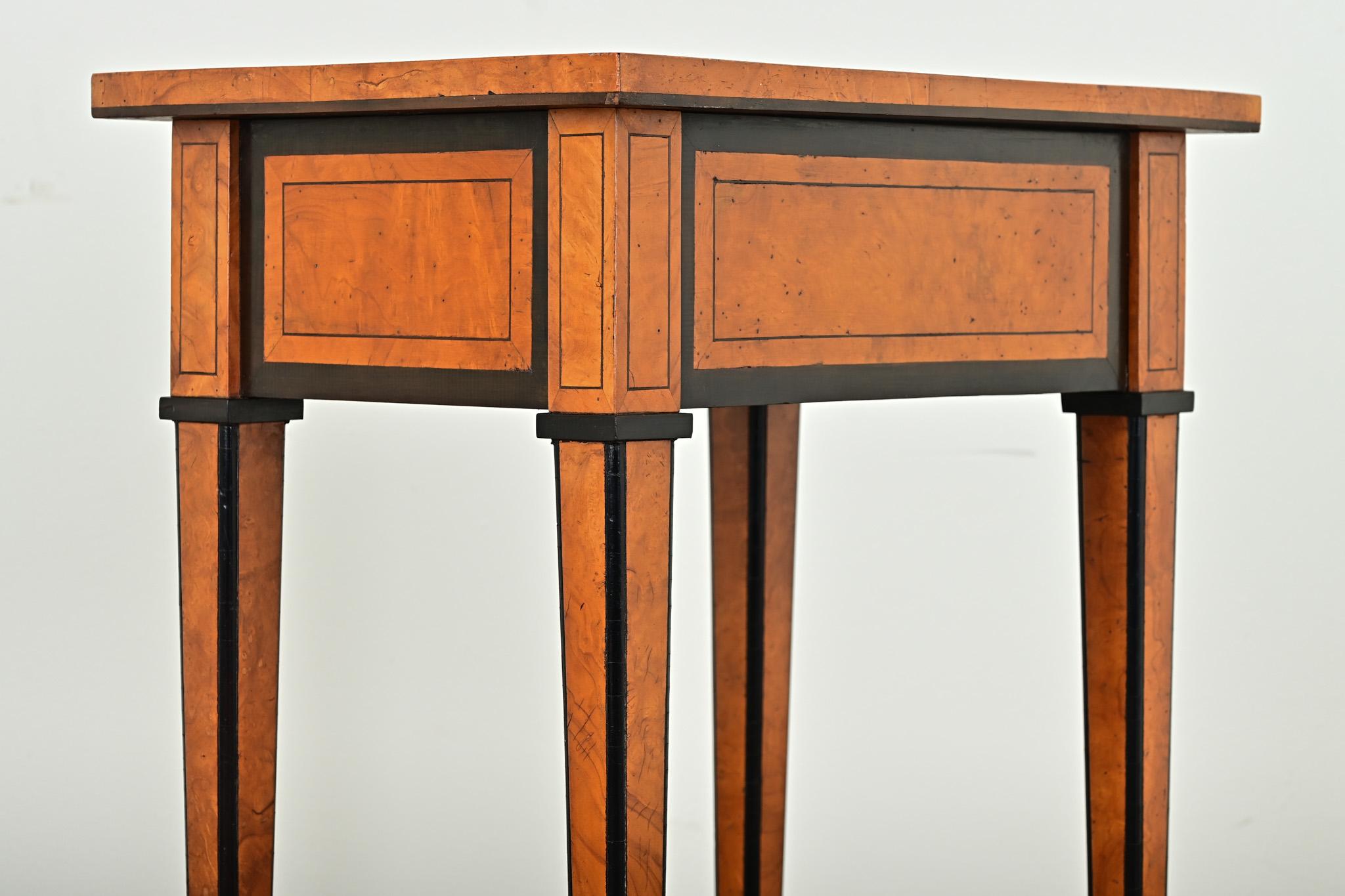Table anglaise du 19ème siècle en incrustation de bouleau en vente 7