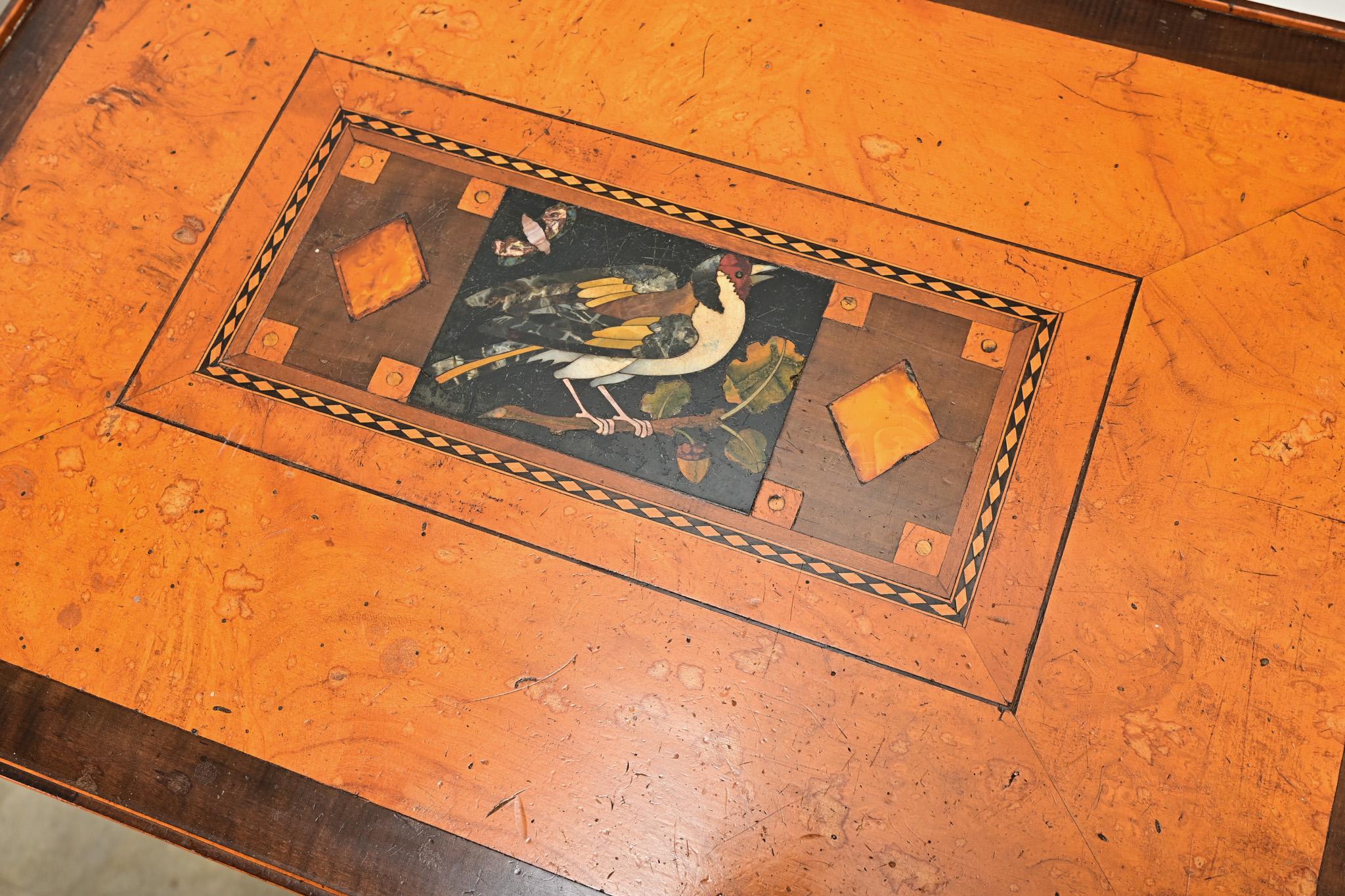 Laiton Table anglaise du 19ème siècle en incrustation de bouleau en vente