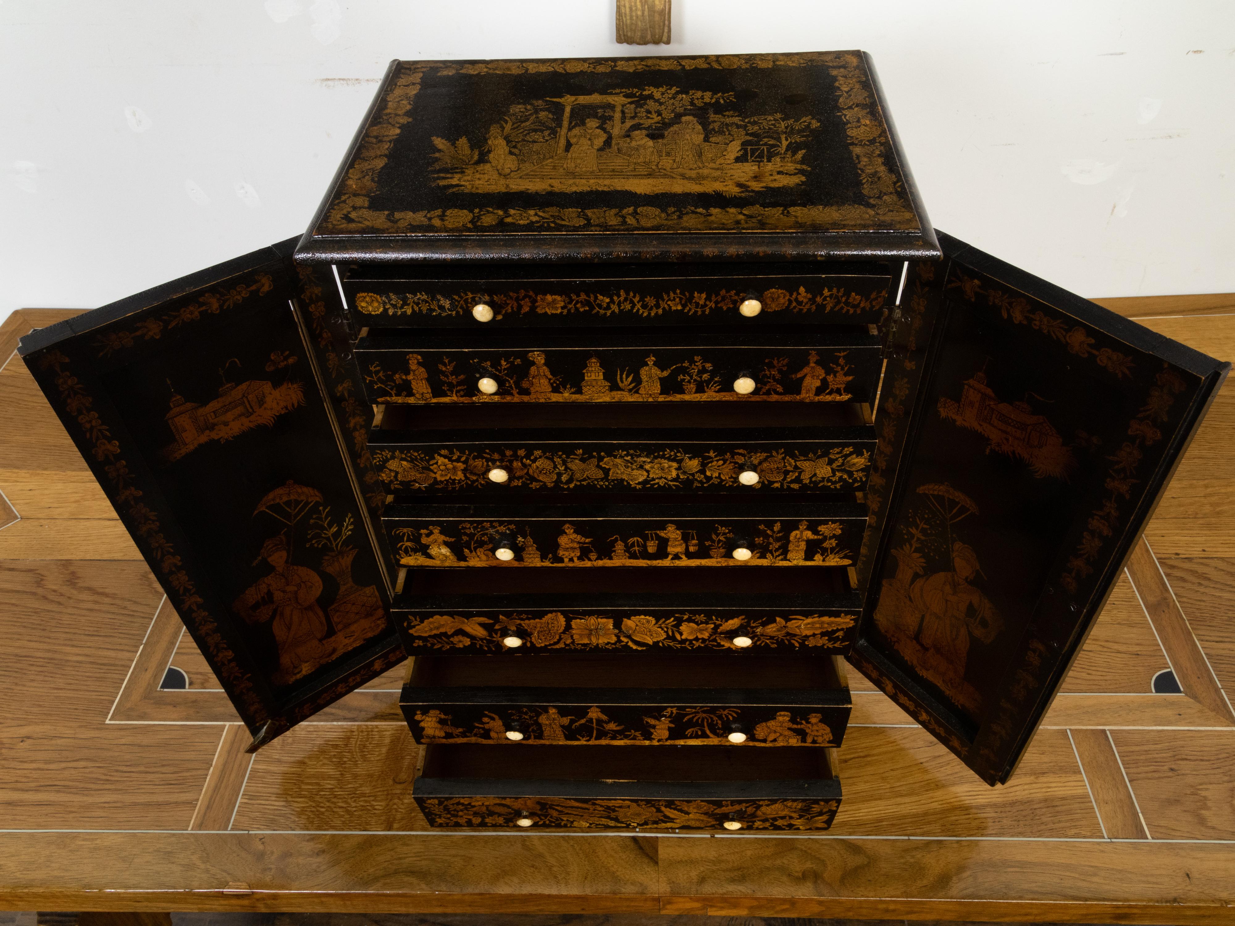 Meuble de rangement chinoiserie anglais du 19ème siècle noir et or à sept tiroirs en vente 2