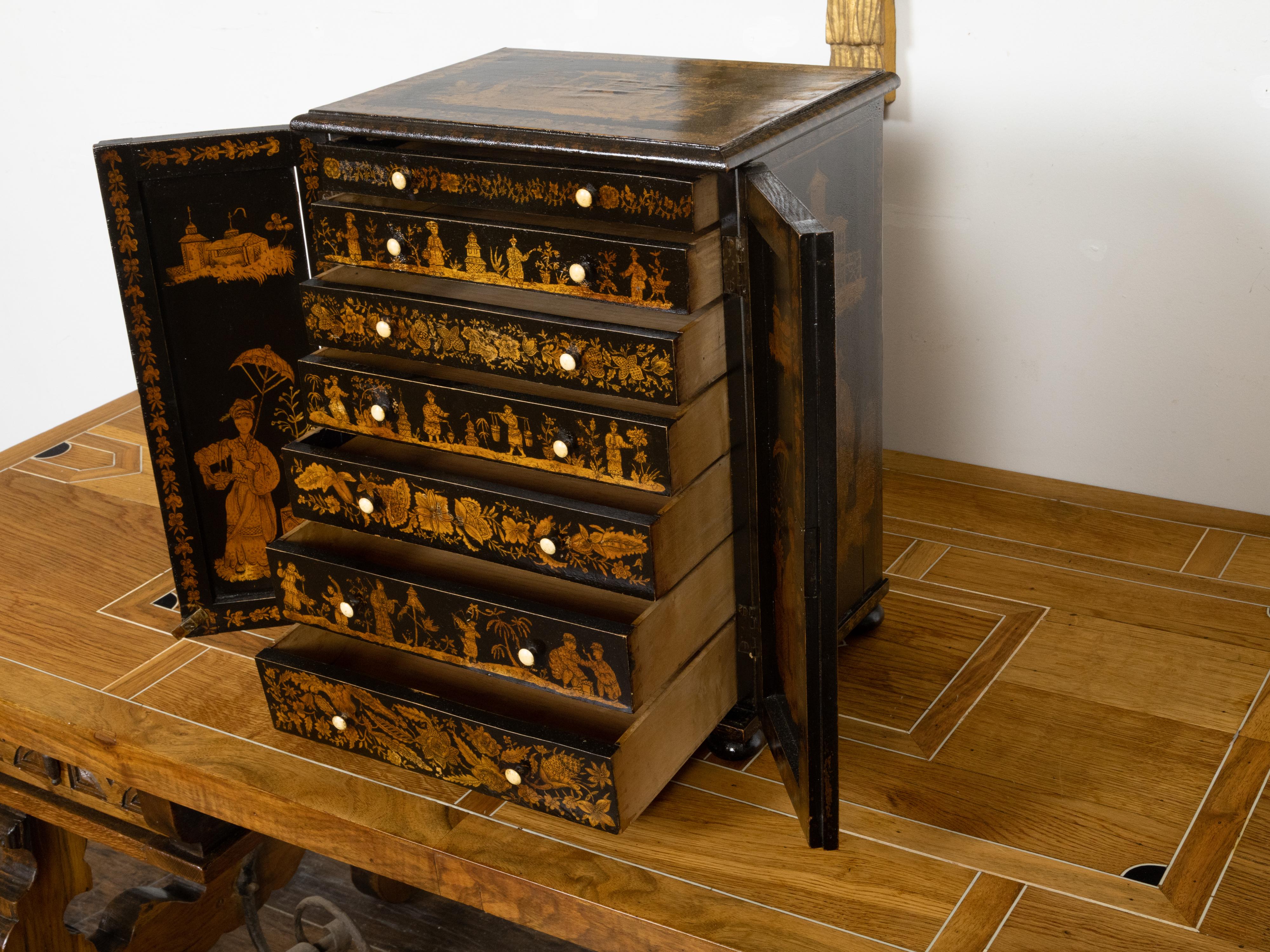 English 19th Century Black and Gold Chinoiserie Cabinet with Seven Drawers For Sale 4