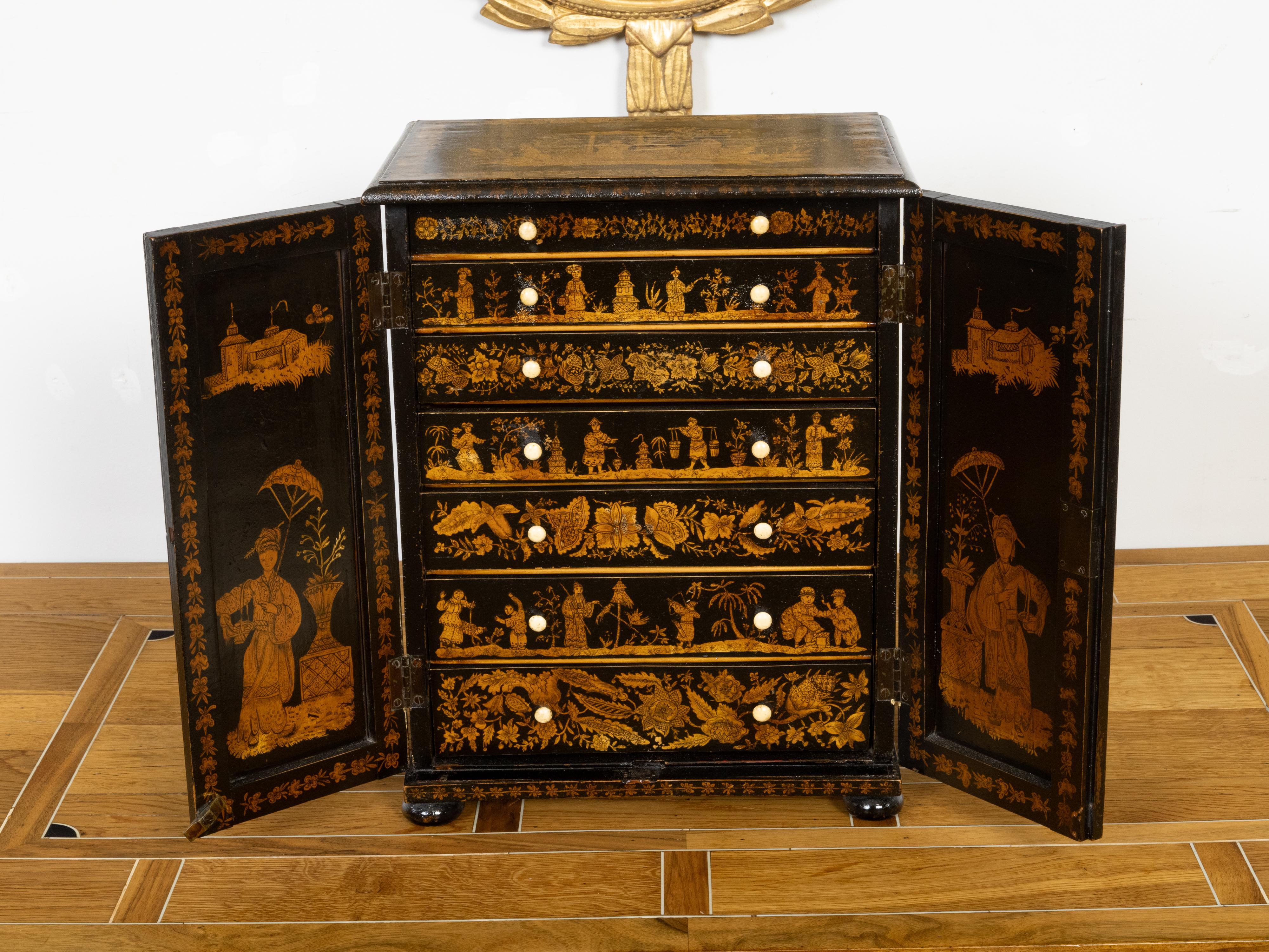 Meuble de rangement chinoiserie anglais du 19ème siècle noir et or à sept tiroirs en vente 1