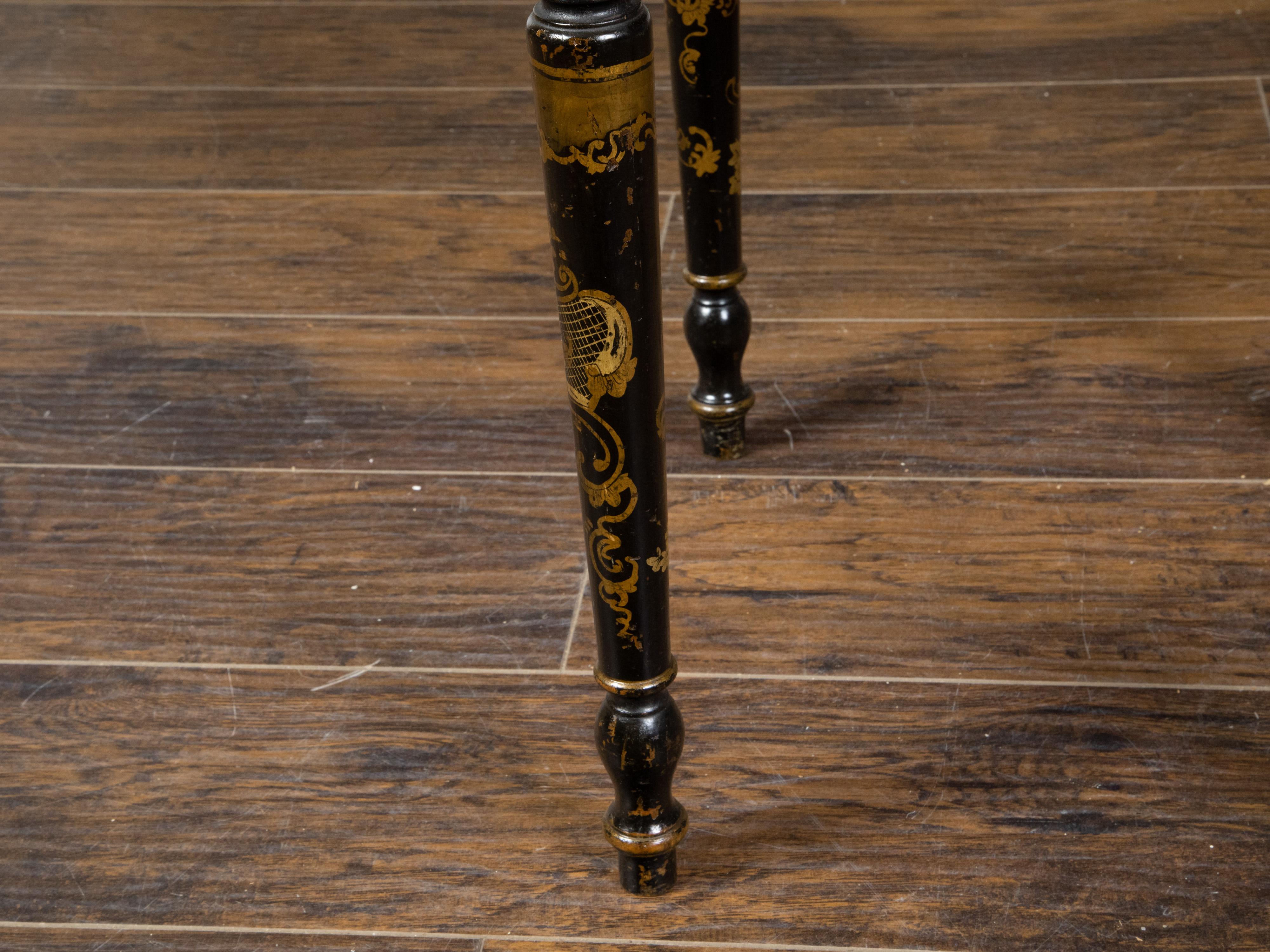 English 19th Century Black and Gold Chinoiserie Table with Two Drop Leaves For Sale 10