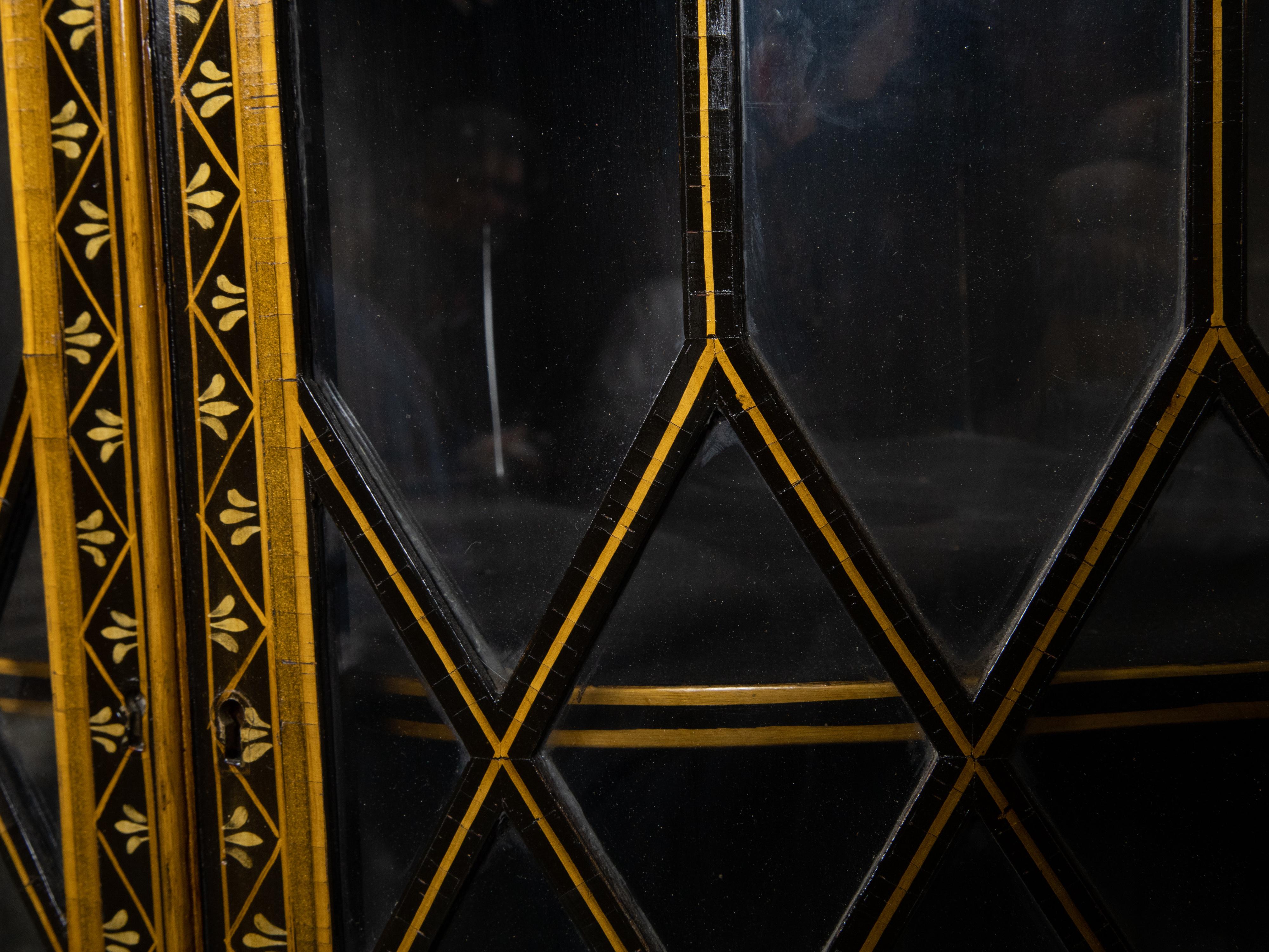 Armoire d'angle chinoiseries anglaise du 19ème siècle laquée noire et or en vente 10