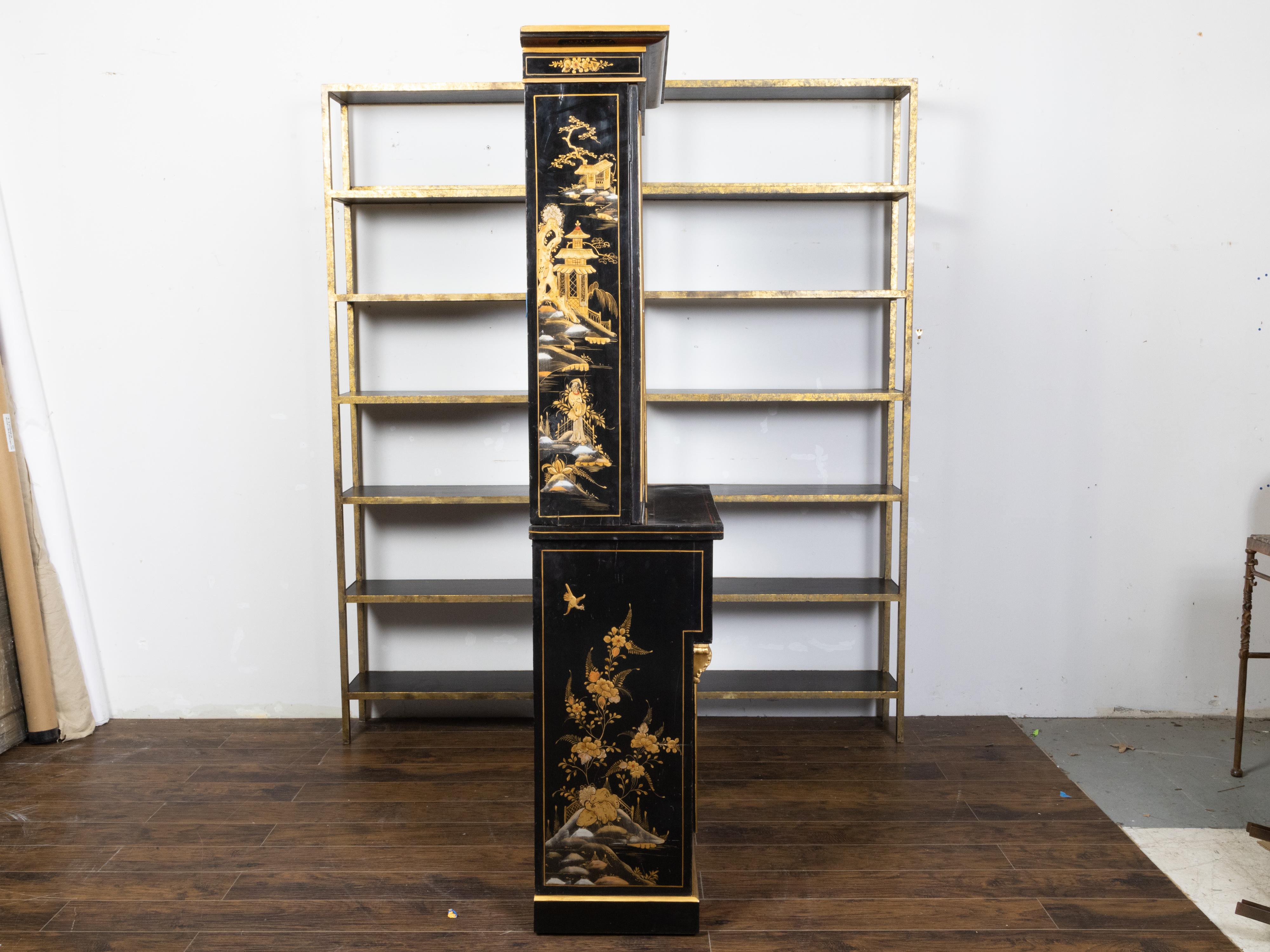English 19th Century Black and Gold Secretary Bookcase with Chinoiserie Décor For Sale 4