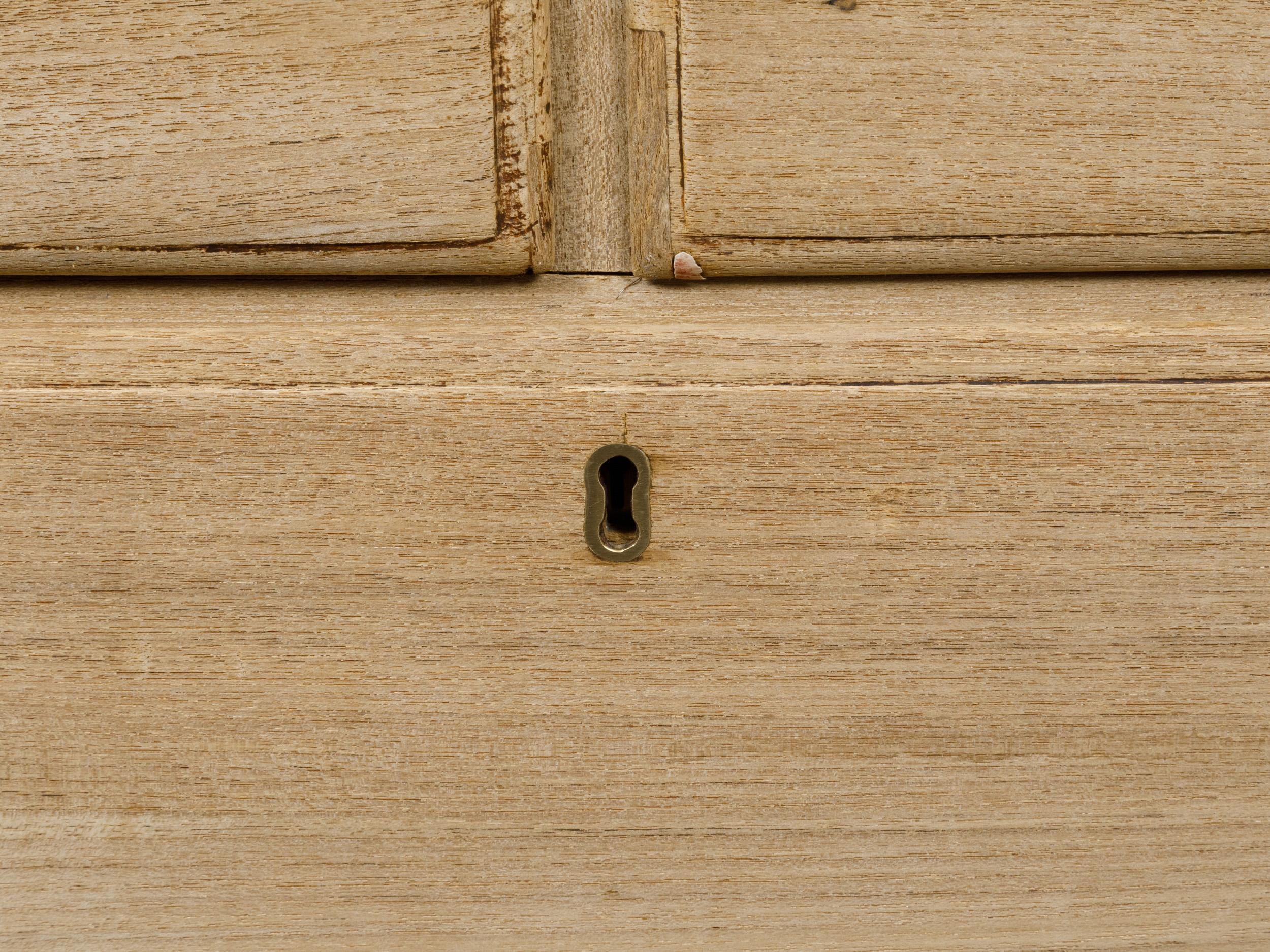 Englische Kommode aus gebleichter Holz mit fünf Schubladen und Messingbeschlägen aus dem 19. Jahrhundert im Angebot 6