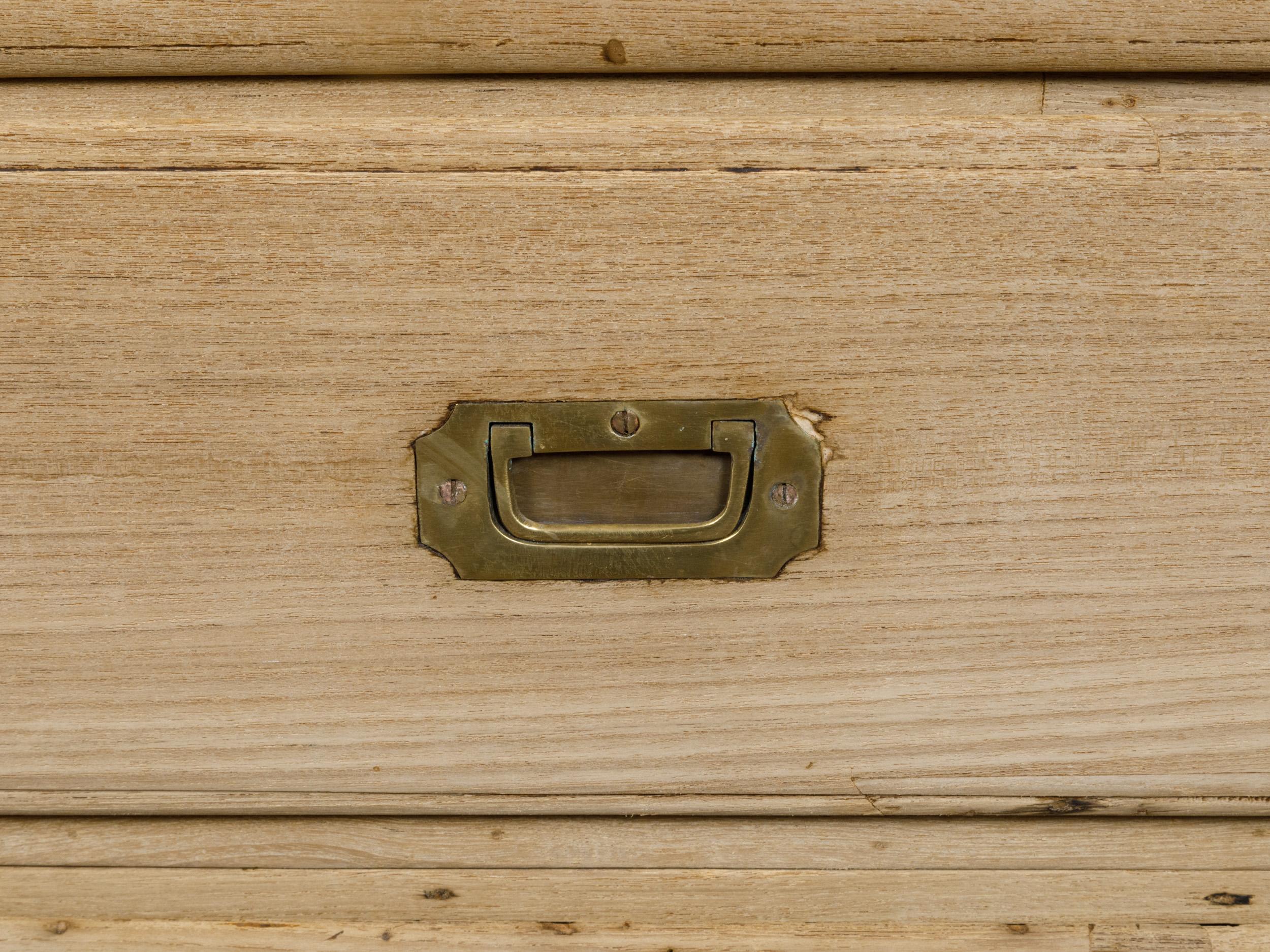 Englische Kommode aus gebleichter Holz mit fünf Schubladen und Messingbeschlägen aus dem 19. Jahrhundert im Angebot 7