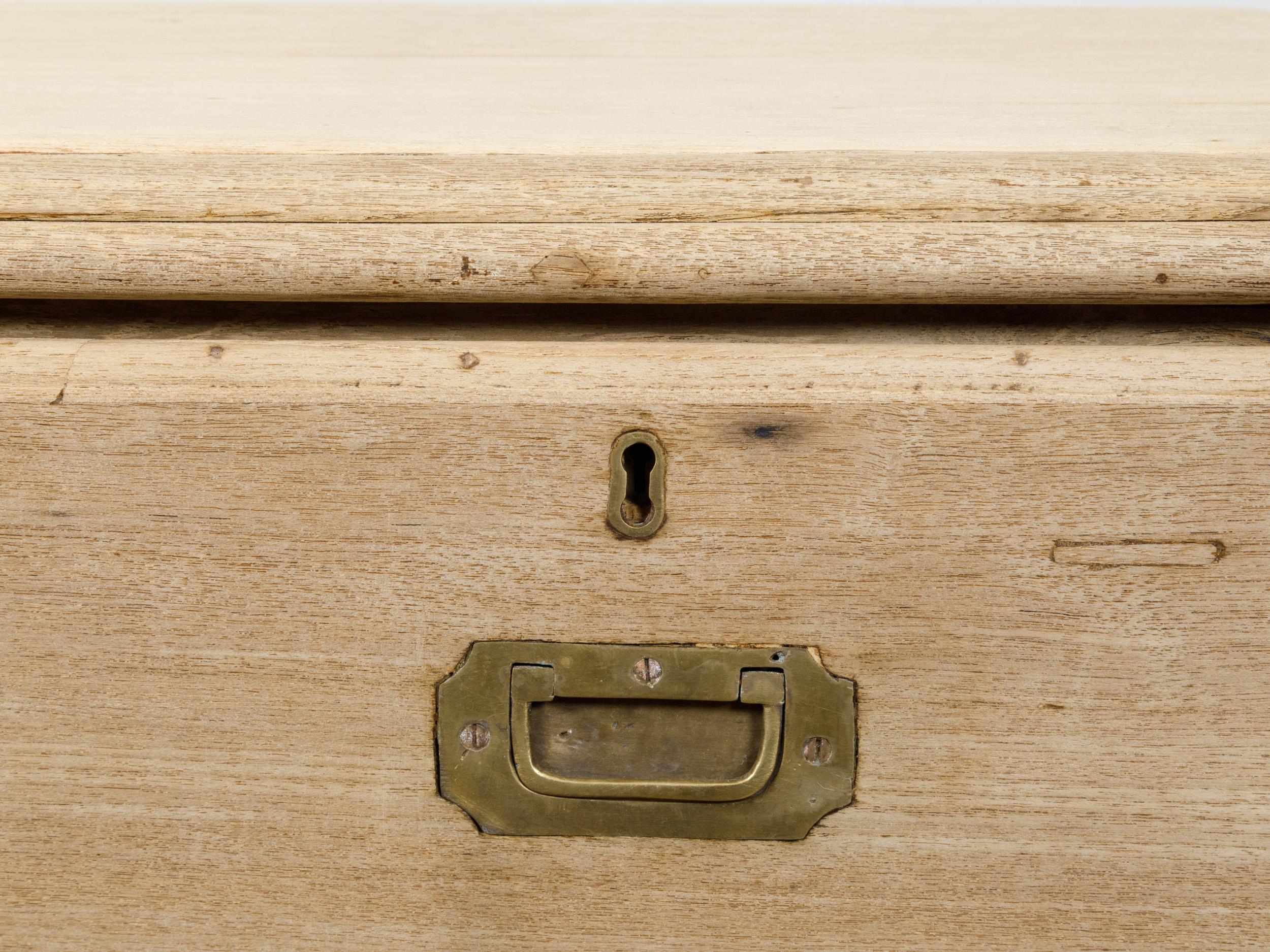 Englische Kommode aus gebleichter Holz mit fünf Schubladen und Messingbeschlägen aus dem 19. Jahrhundert im Angebot 8