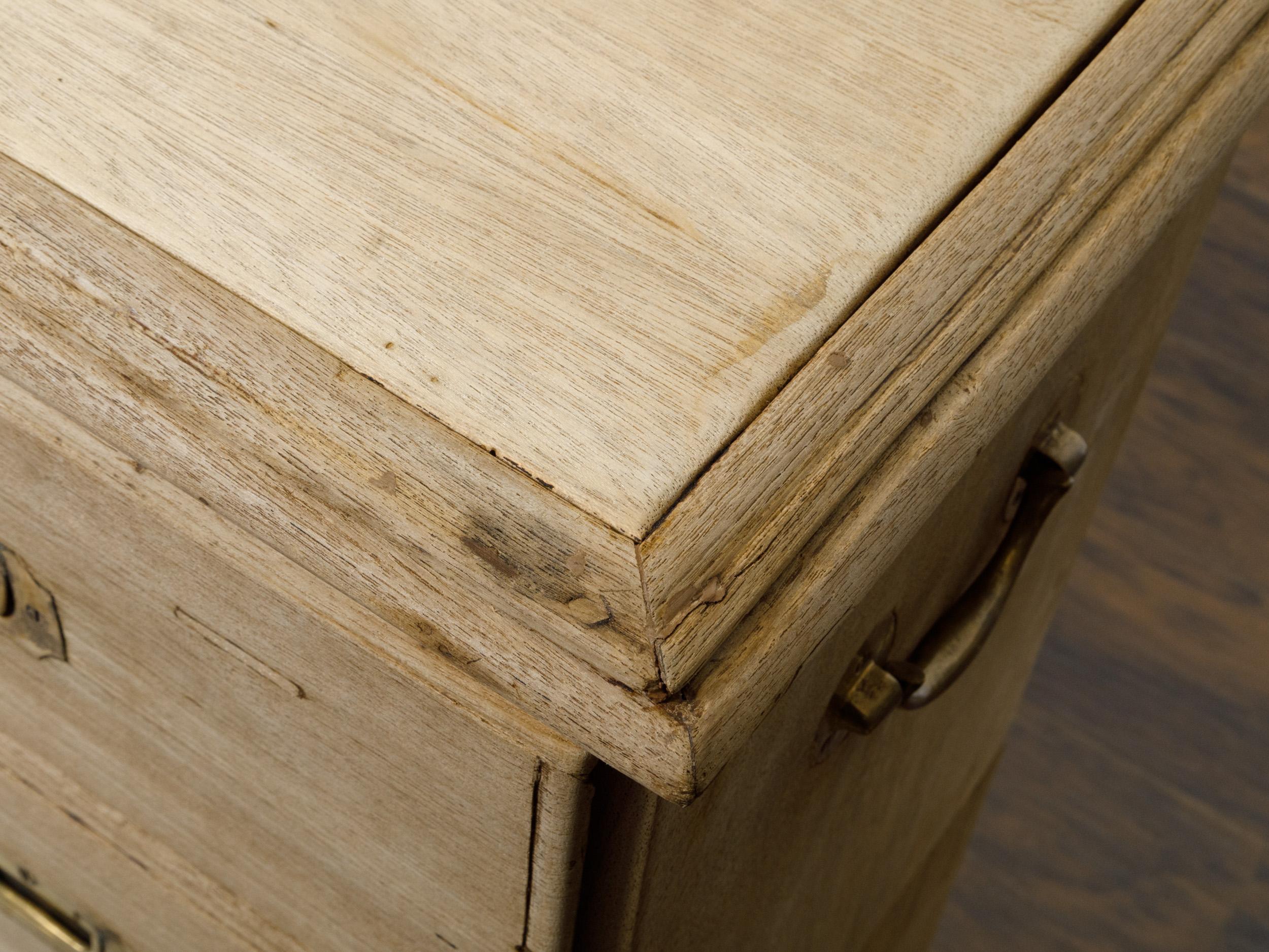 Commode anglaise du 19ème siècle à cinq tiroirs en bois blanchi avec quincaillerie en laiton en vente 6