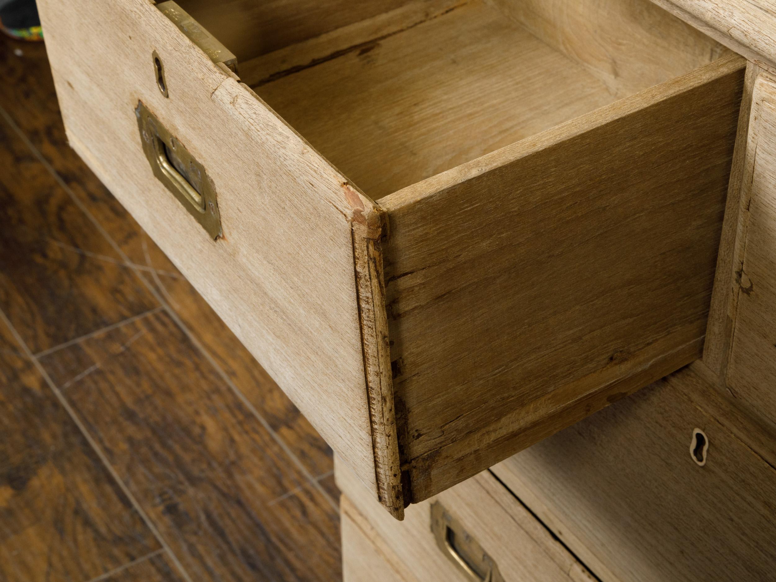 Englische Kommode aus gebleichter Holz mit fünf Schubladen und Messingbeschlägen aus dem 19. Jahrhundert im Angebot 4