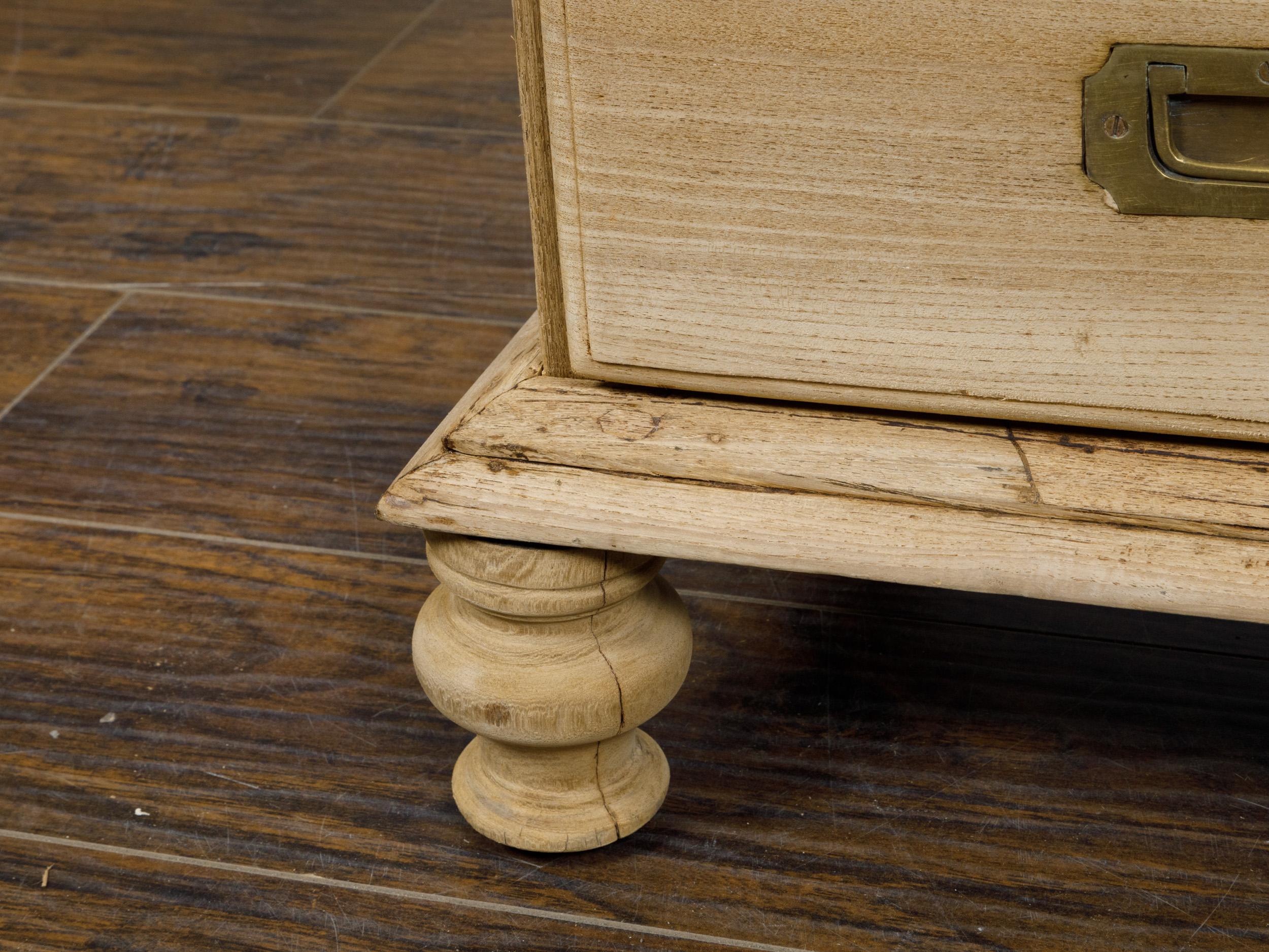 Englische Kommode aus gebleichter Holz mit fünf Schubladen und Messingbeschlägen aus dem 19. Jahrhundert im Angebot 5