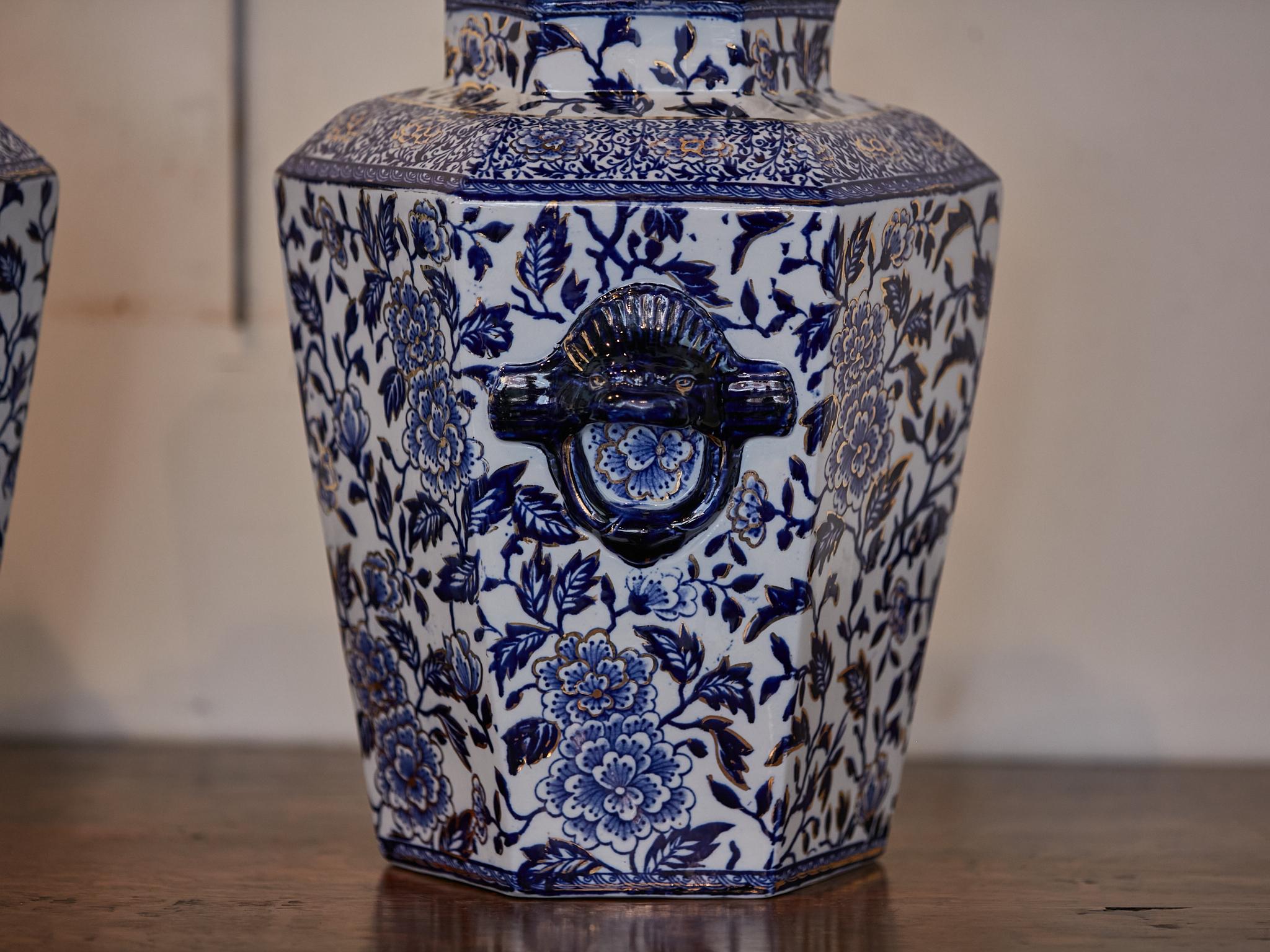 Pots Pourri anglais du 19ème siècle en porcelaine bleue et blanche avec chiens en vente 1