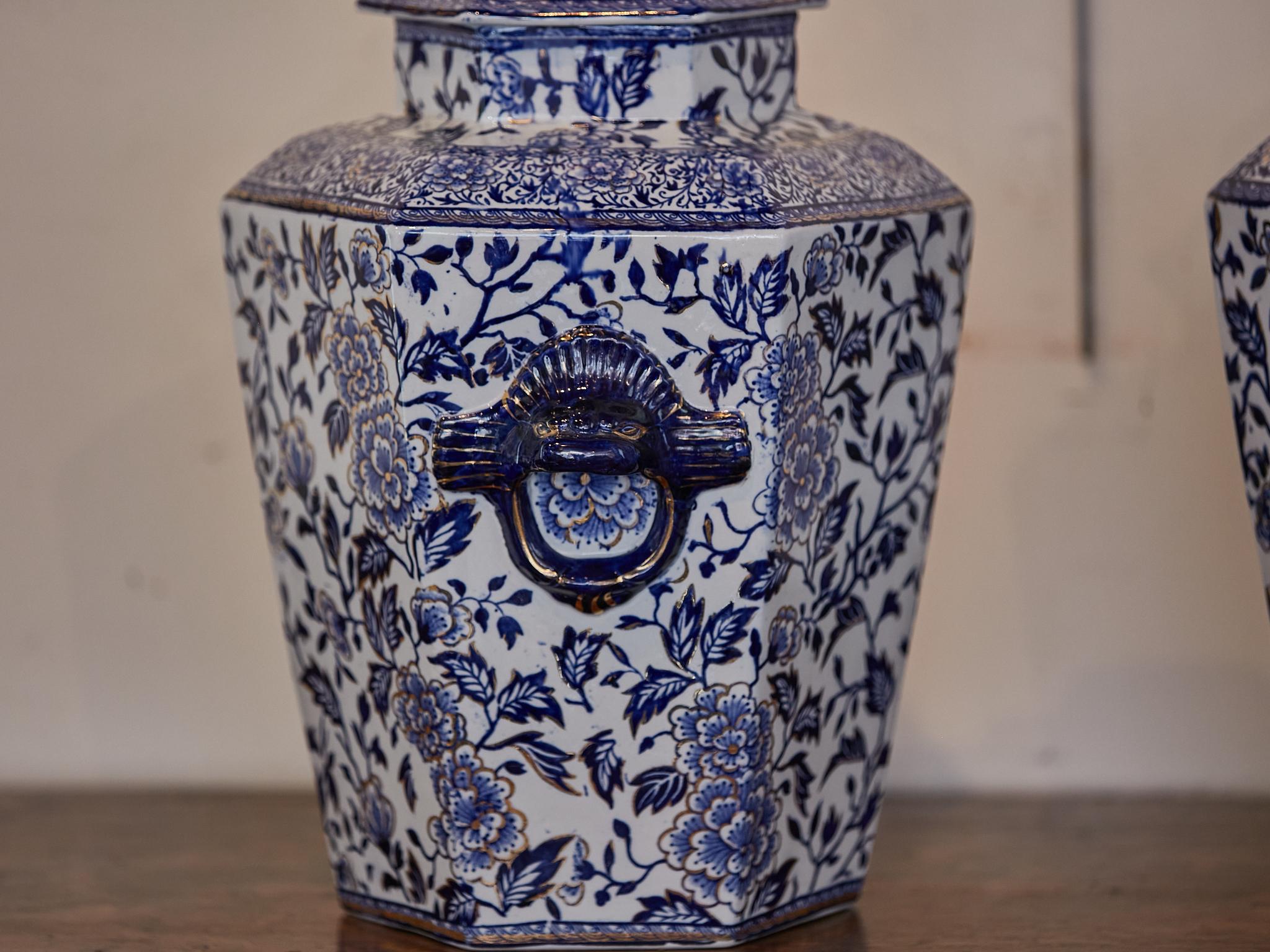 Pots Pourri anglais du 19ème siècle en porcelaine bleue et blanche avec chiens en vente 2