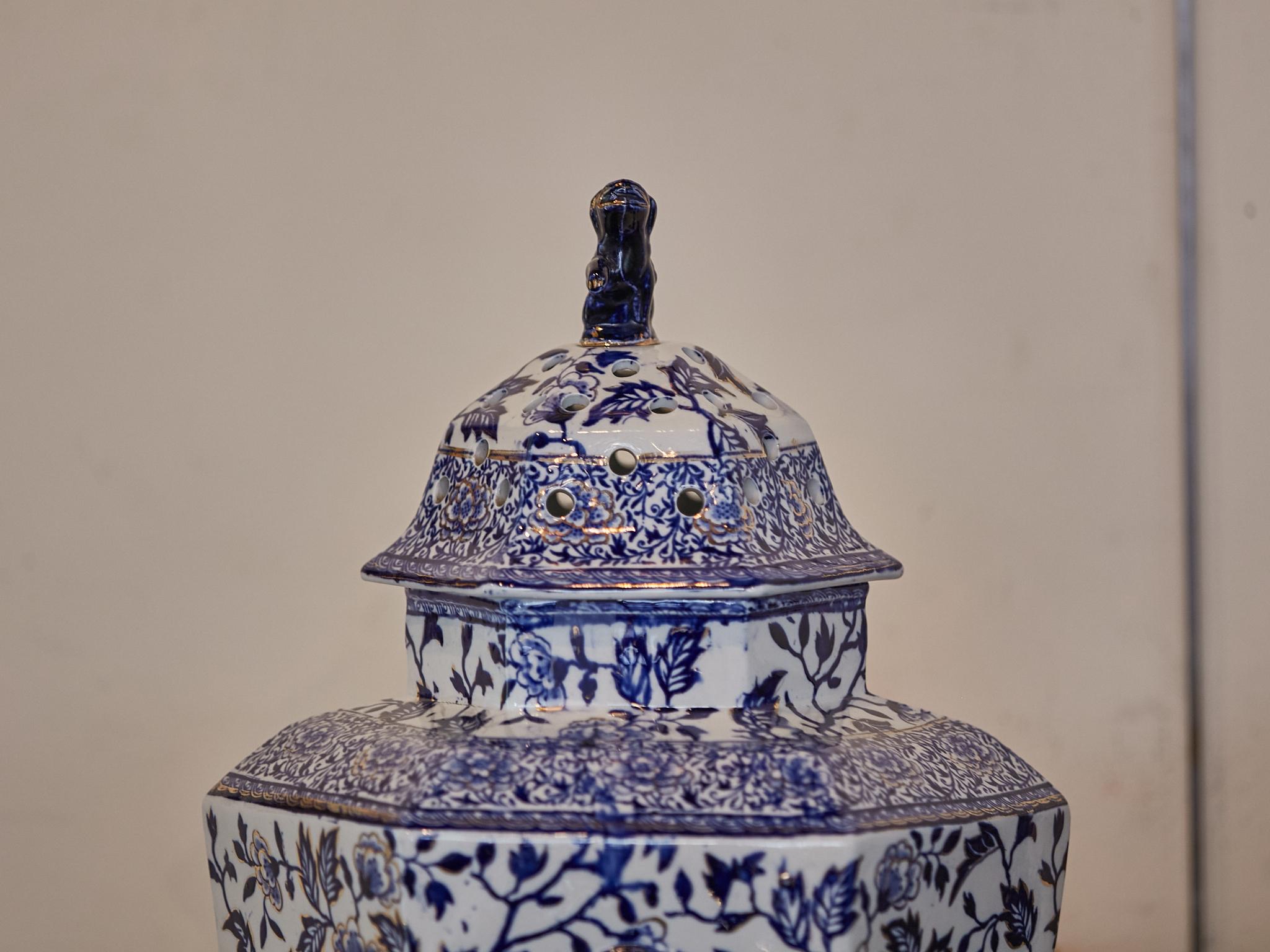 English 19th Century Blue and White Porcelain Lidded Pot Pourri Pots with Dogs For Sale 7