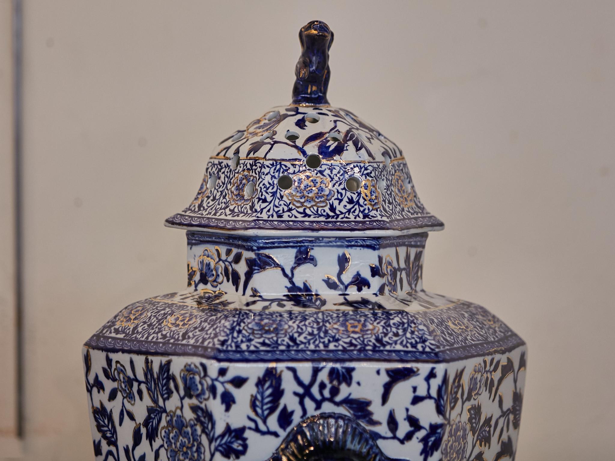 English 19th Century Blue and White Porcelain Lidded Pot Pourri Pots with Dogs For Sale 8