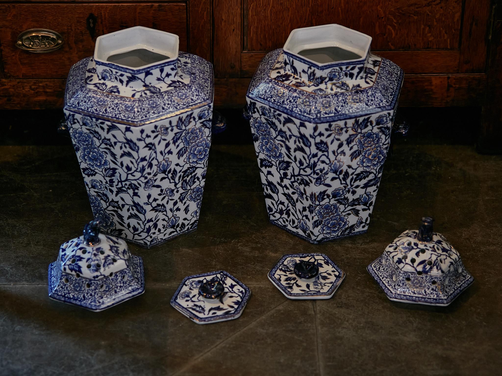 English 19th Century Blue and White Porcelain Lidded Pot Pourri Pots with Dogs For Sale 9