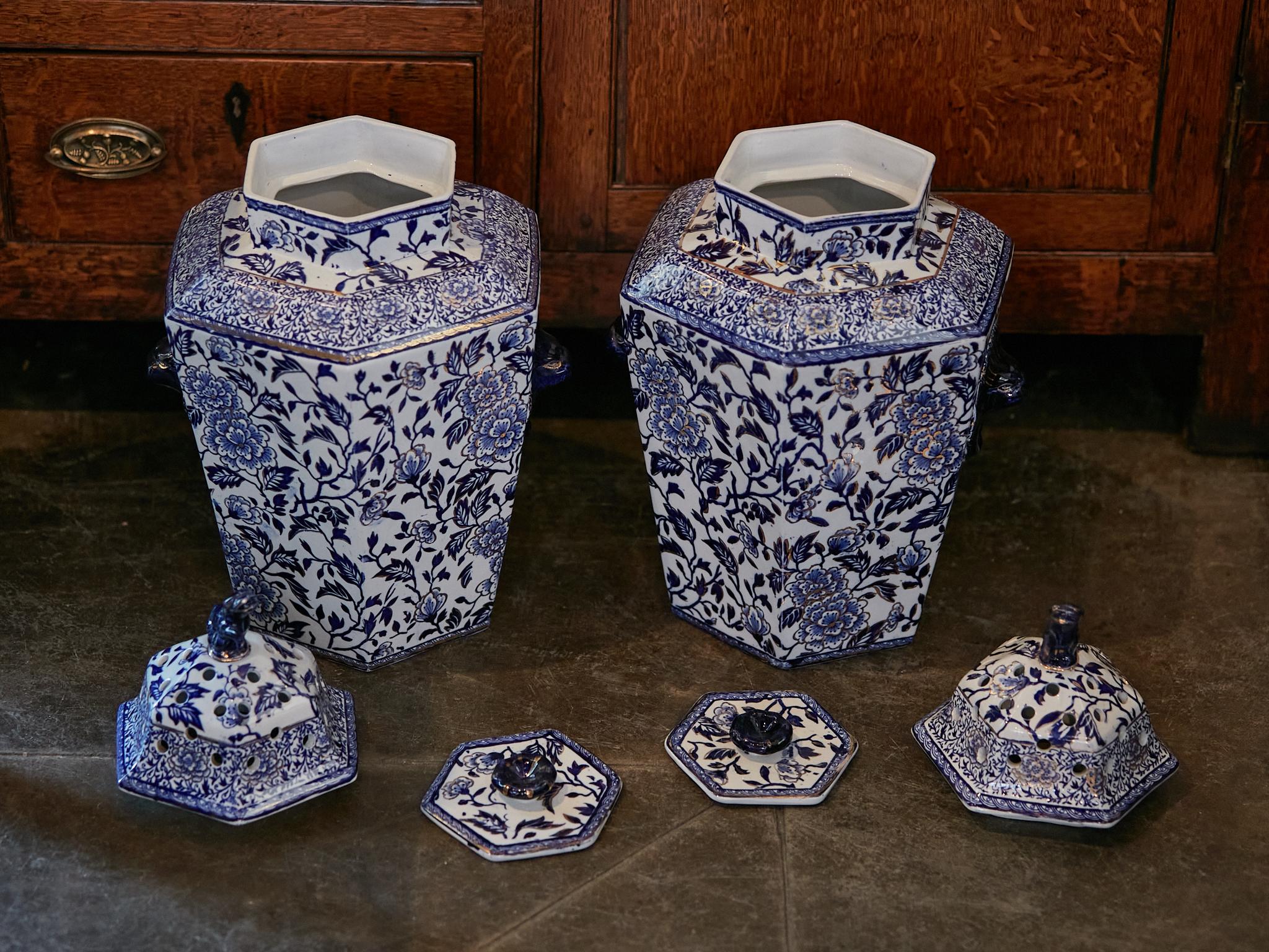 English 19th Century Blue and White Porcelain Lidded Pot Pourri Pots with Dogs For Sale 10