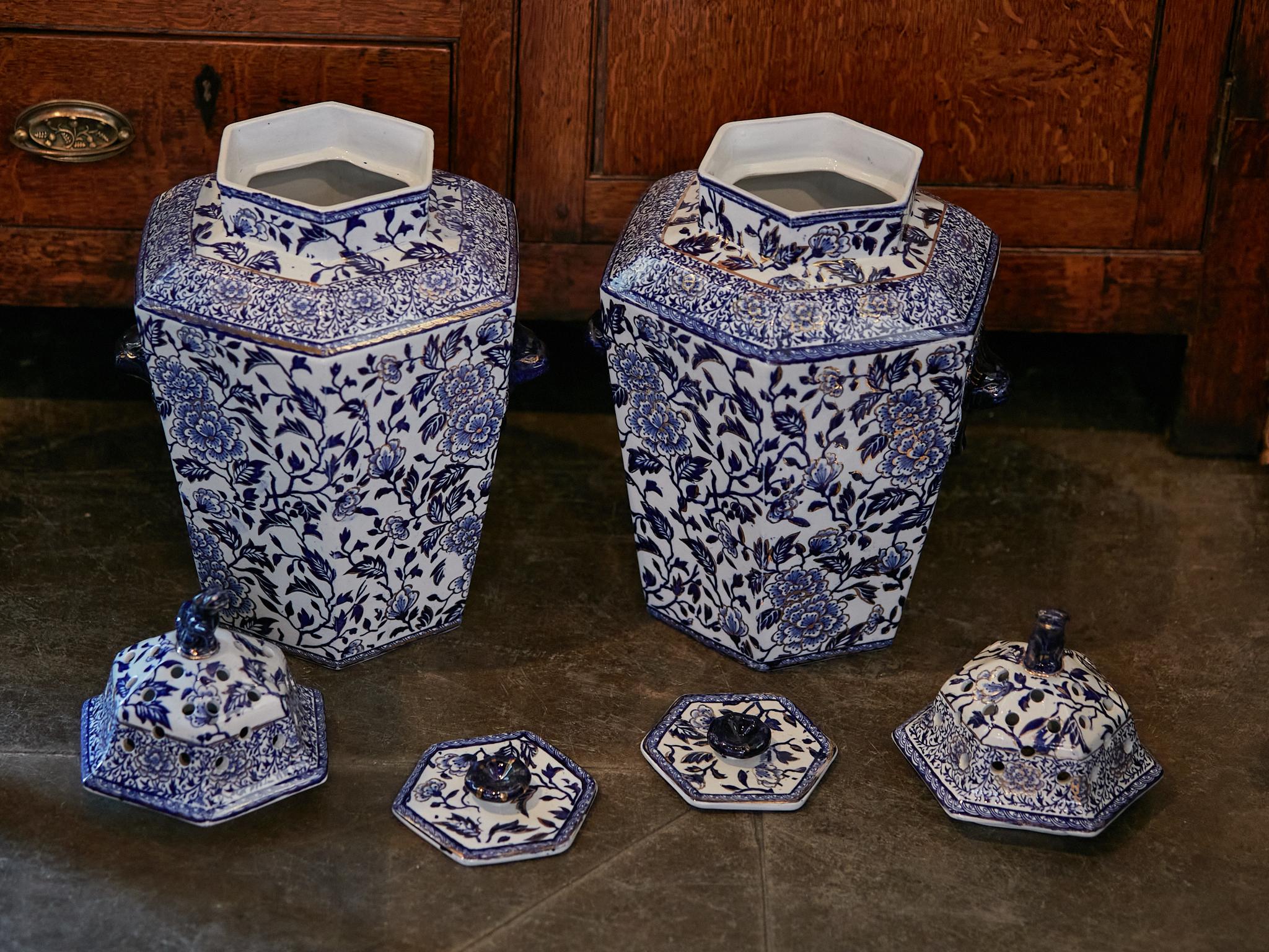 English 19th Century Blue and White Porcelain Lidded Pot Pourri Pots with Dogs For Sale 12