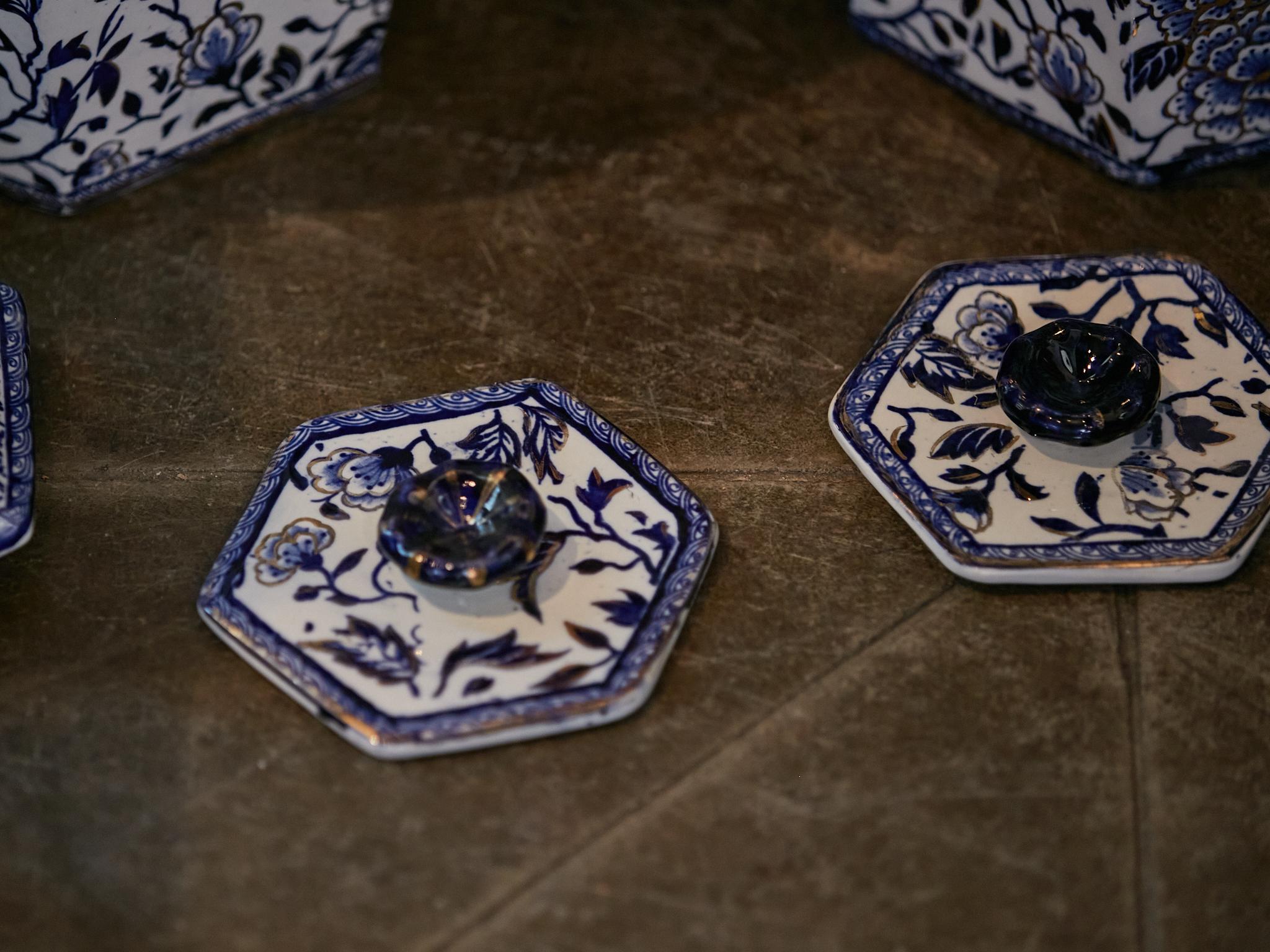 Pots Pourri anglais du 19ème siècle en porcelaine bleue et blanche avec chiens en vente 9
