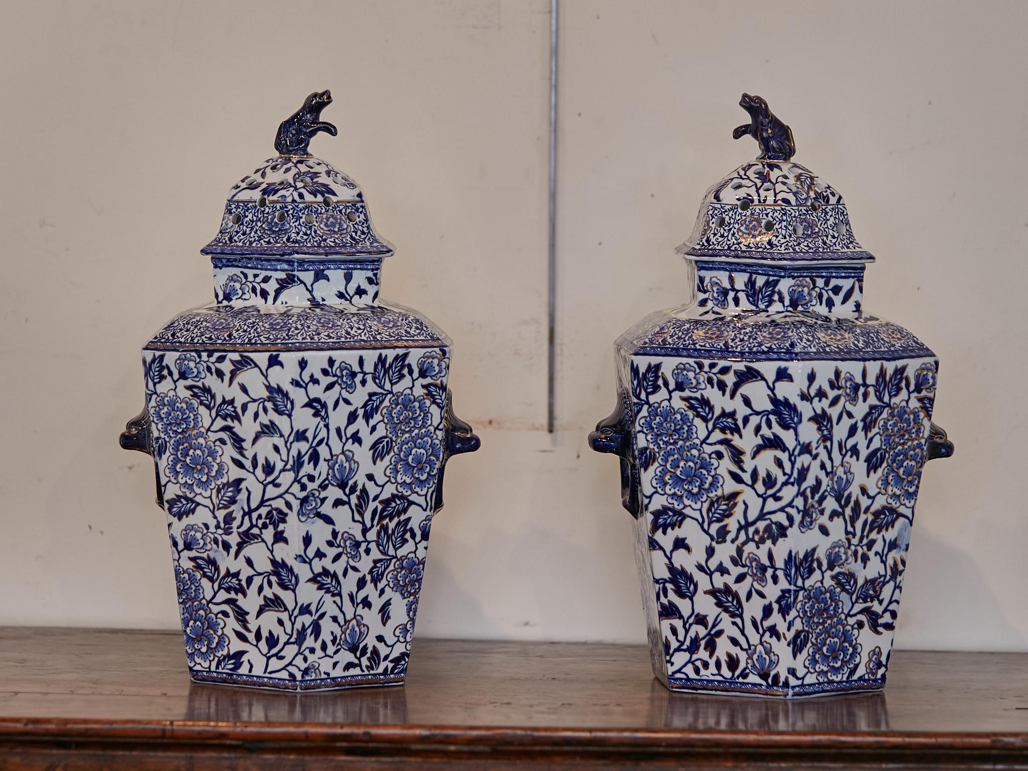 Victorian English 19th Century Blue and White Porcelain Lidded Pot Pourri Pots with Dogs For Sale