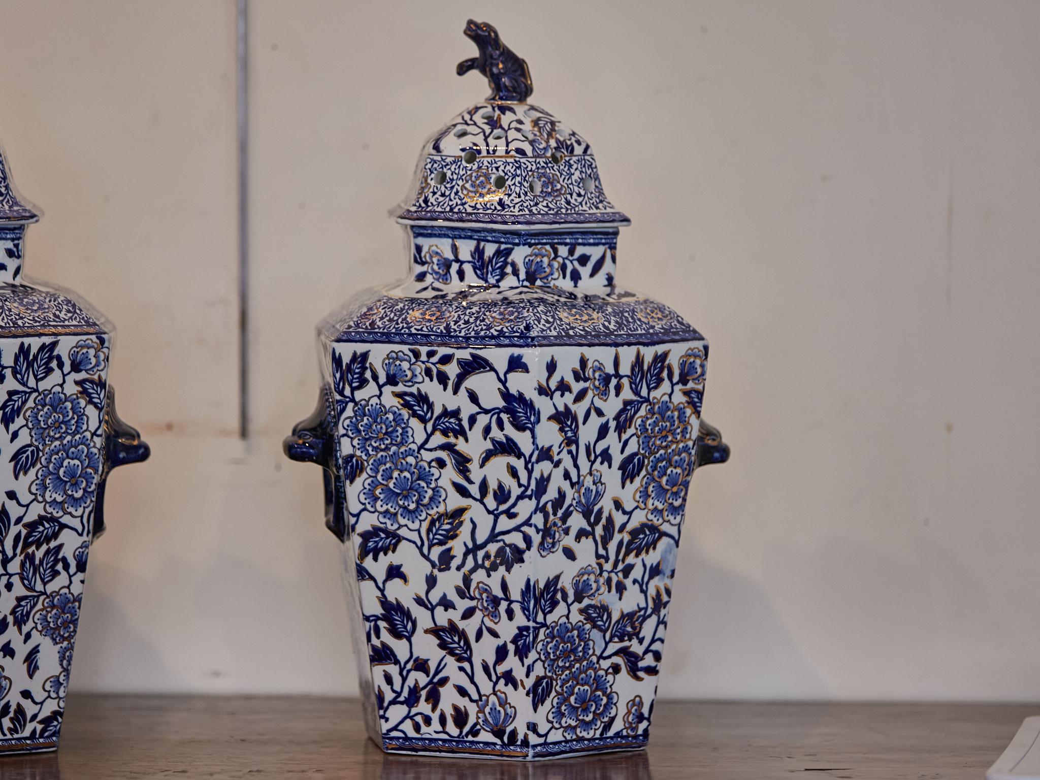 Painted English 19th Century Blue and White Porcelain Lidded Pot Pourri Pots with Dogs For Sale