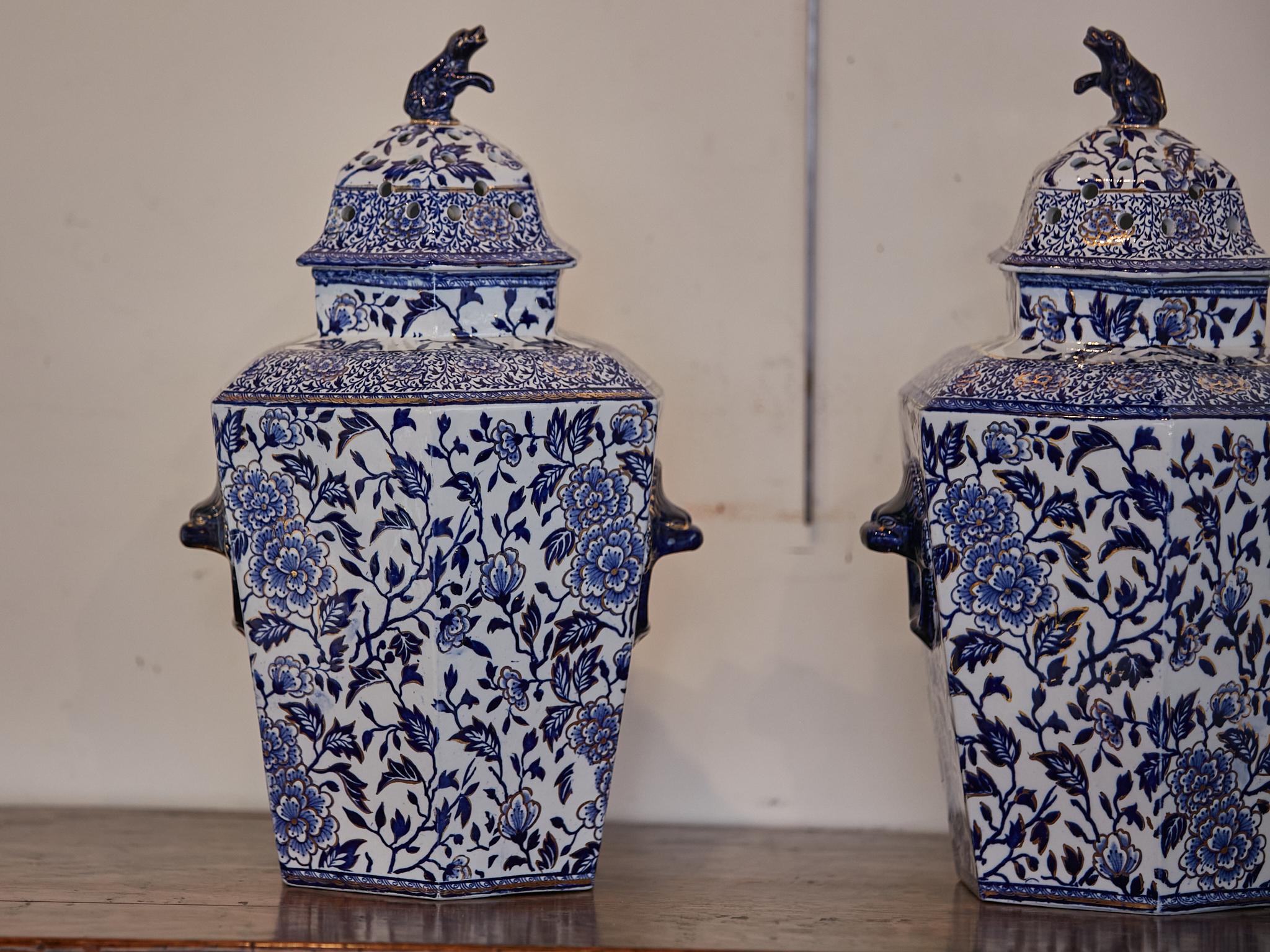 Inglese Vaso con coperchio in porcellana blu e bianca del XIX secolo con cane in vendita
