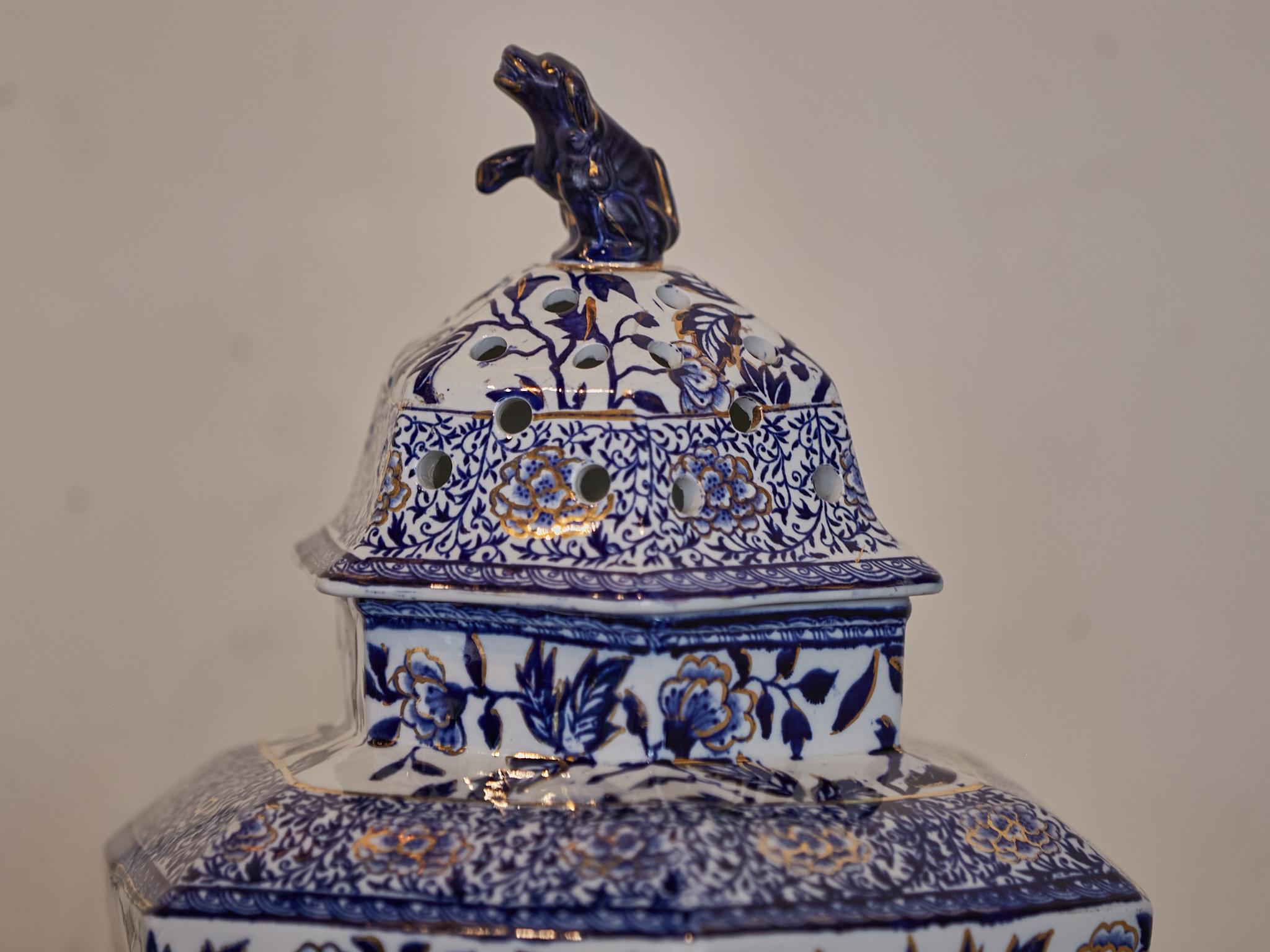 Peint Pots Pourri anglais du 19ème siècle en porcelaine bleue et blanche avec chiens en vente