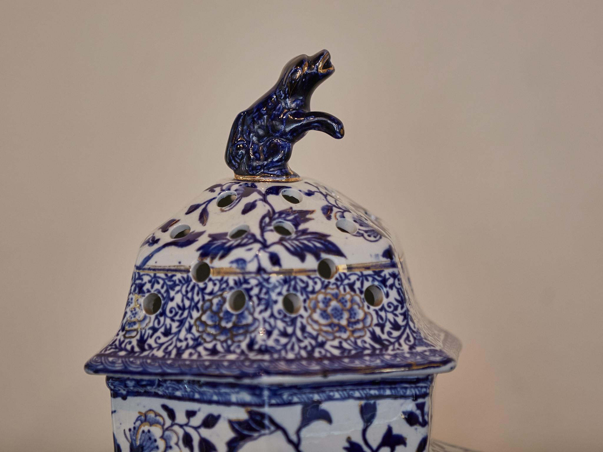 Vaso con coperchio in porcellana blu e bianca del XIX secolo con cane In condizioni buone in vendita a Atlanta, GA