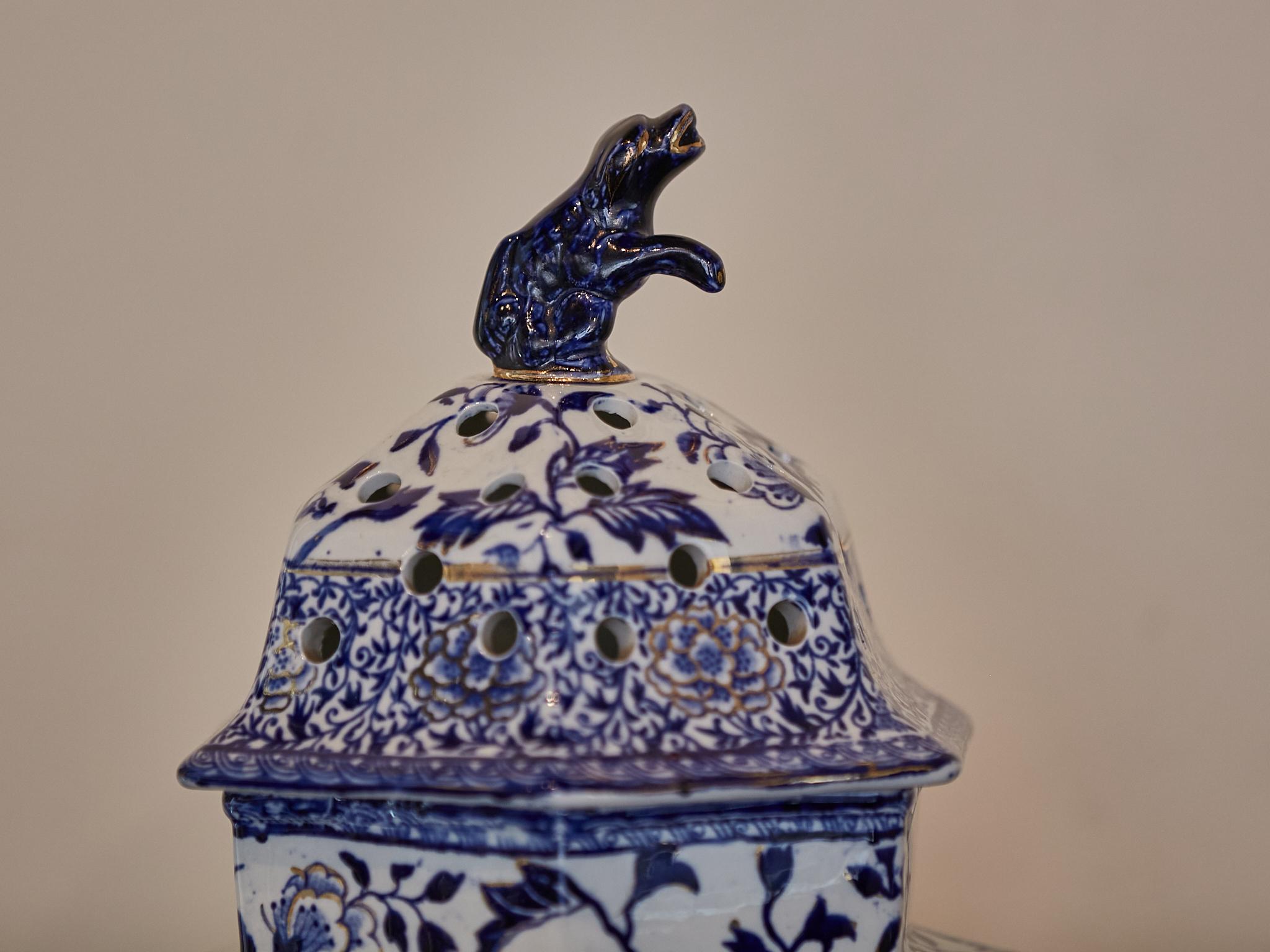 Pots Pourri anglais du 19ème siècle en porcelaine bleue et blanche avec chiens Bon état - En vente à Atlanta, GA