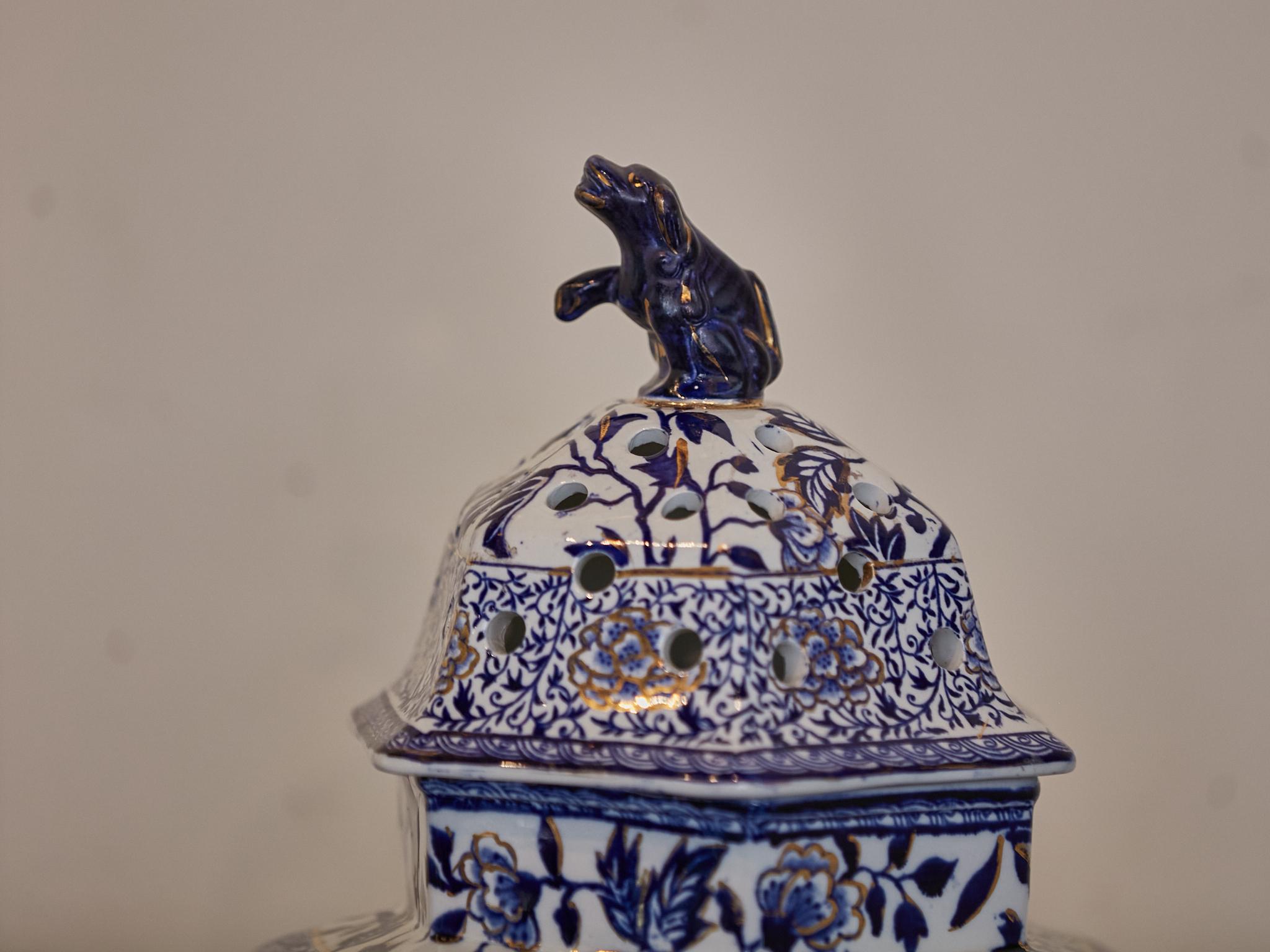 English 19th Century Blue and White Porcelain Lidded Pot Pourri Pots with Dogs For Sale 3