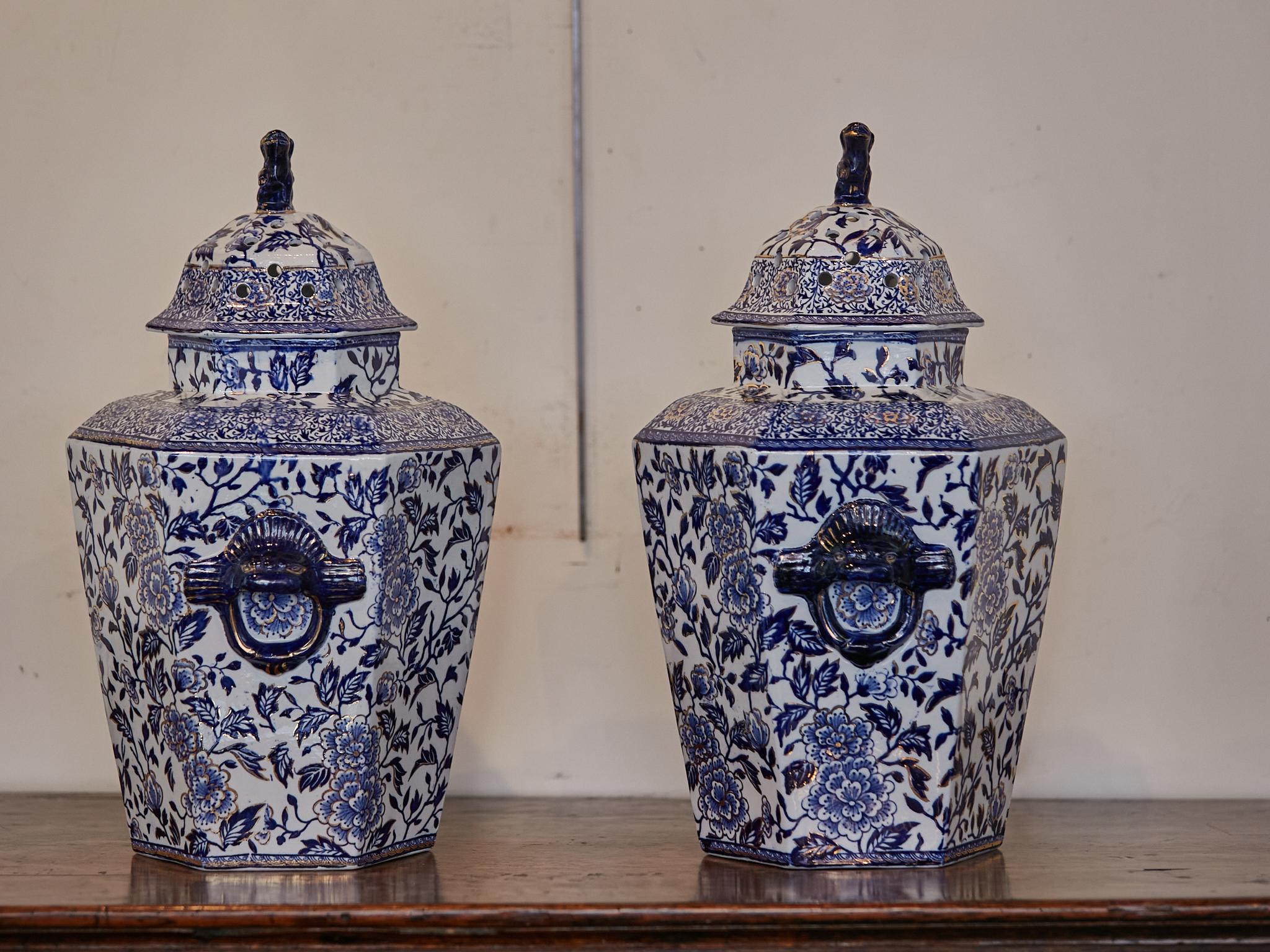 English 19th Century Blue and White Porcelain Lidded Pot Pourri Pots with Dogs For Sale 4