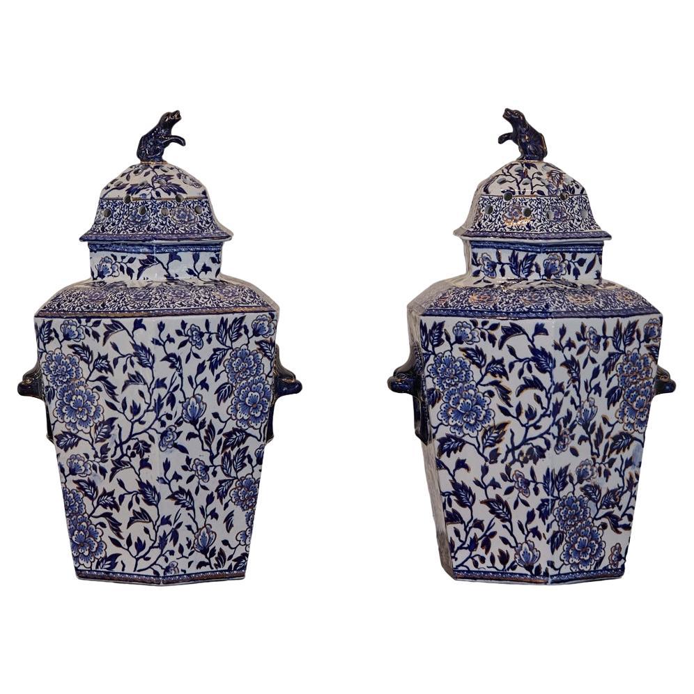 English 19th Century Blue and White Porcelain Lidded Pot Pourri Pots with Dogs For Sale