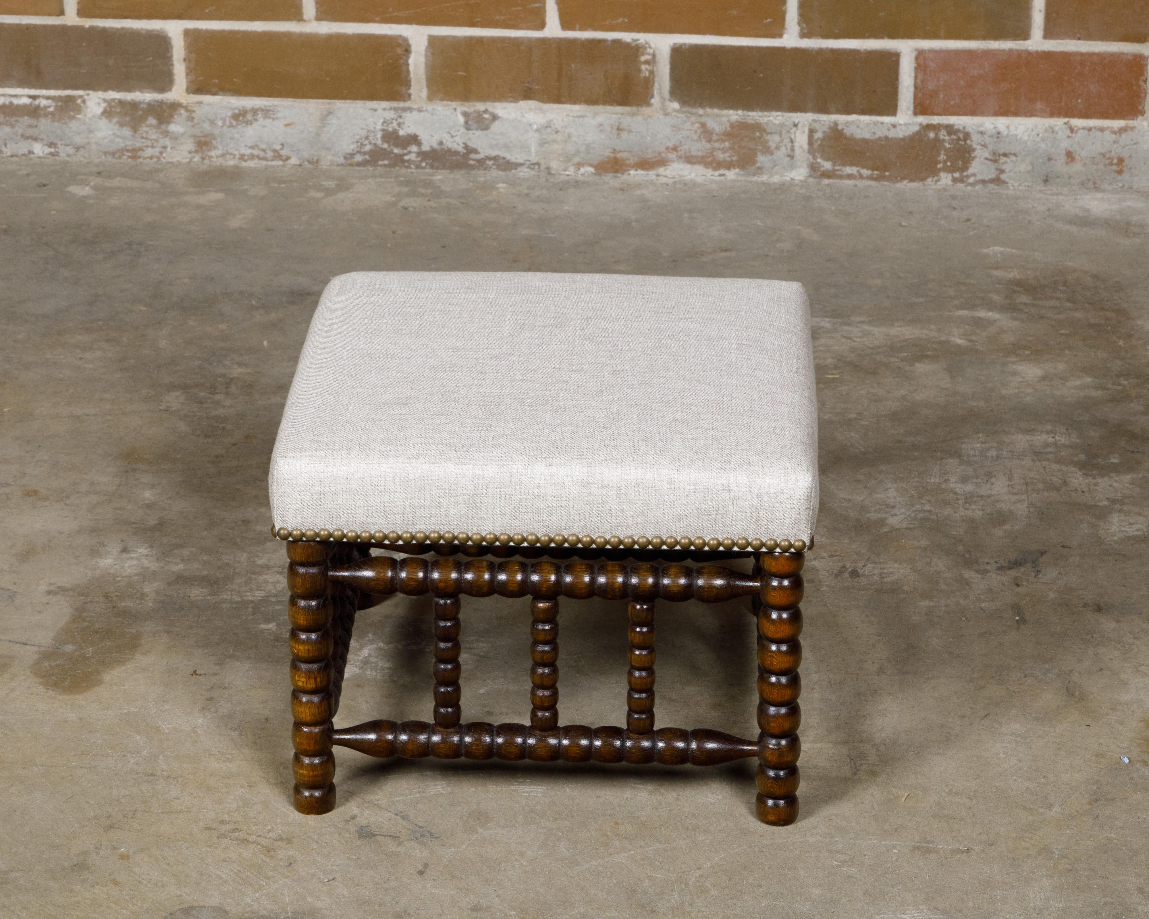 Tabouret Bobbin anglais du 19ème siècle avec assise tapissée et garniture de têtes de clous en vente 3
