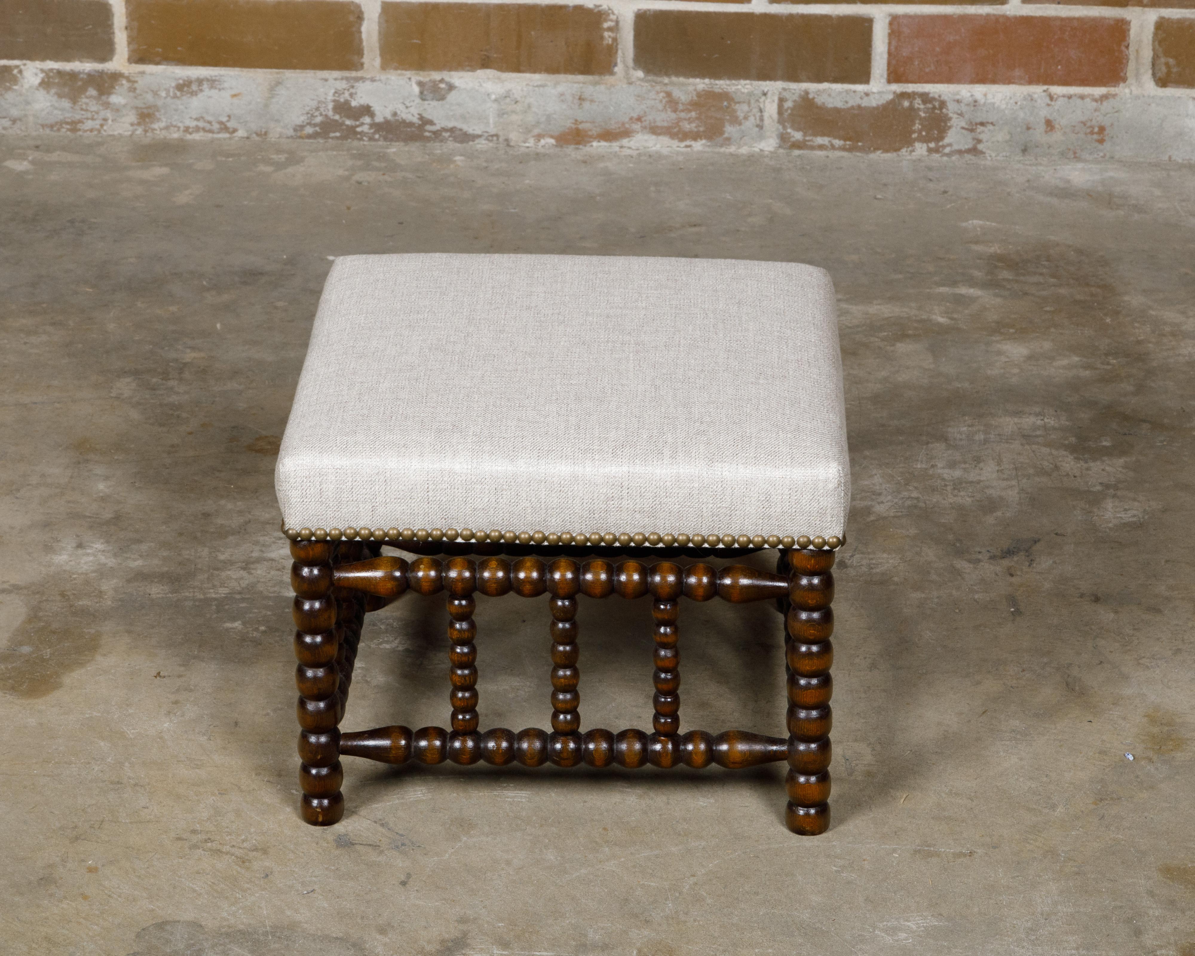 Tabouret Bobbin anglais du 19ème siècle avec assise tapissée et garniture de têtes de clous en vente 4