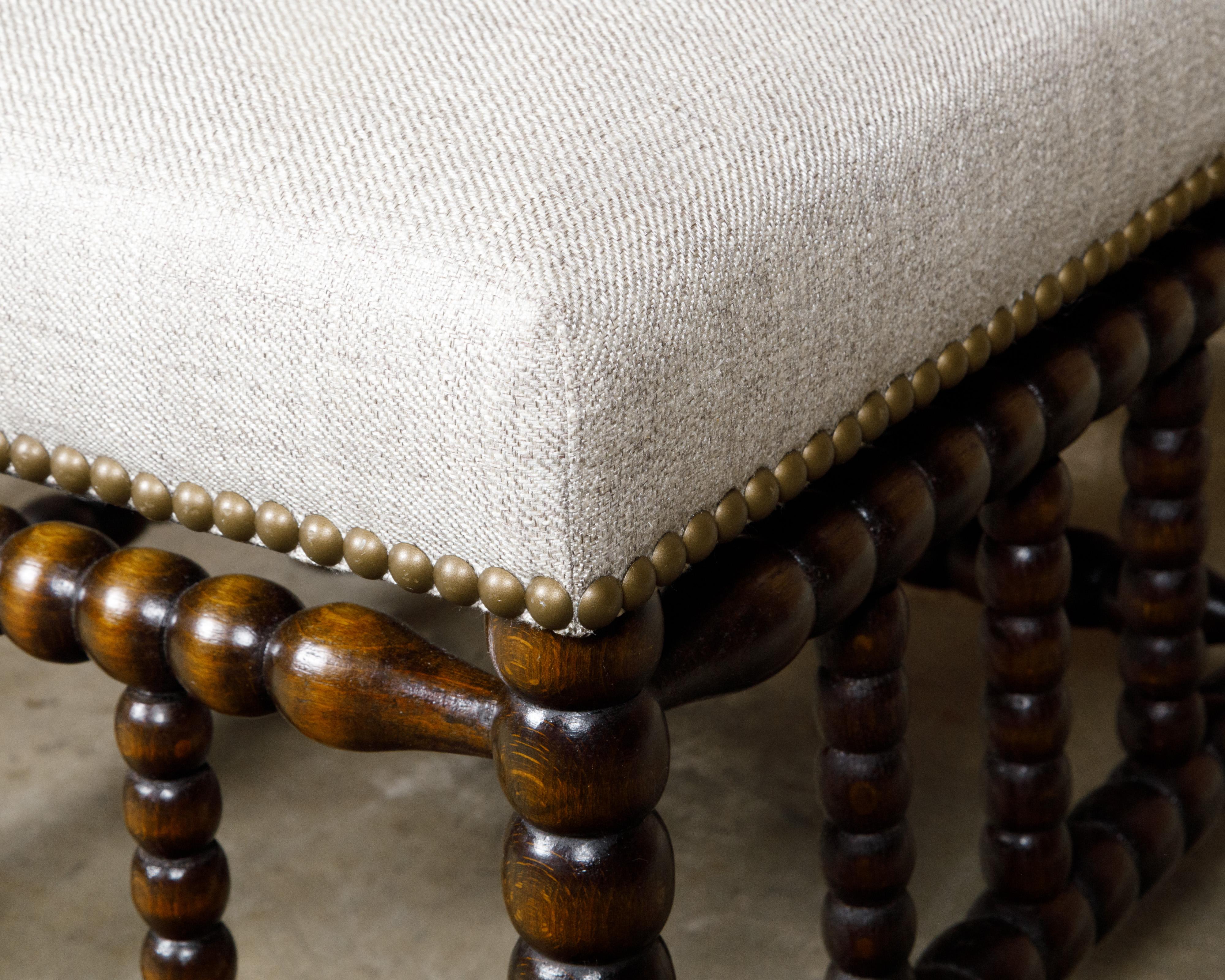 Tourné Tabouret Bobbin anglais du 19ème siècle avec assise tapissée et garniture de têtes de clous en vente