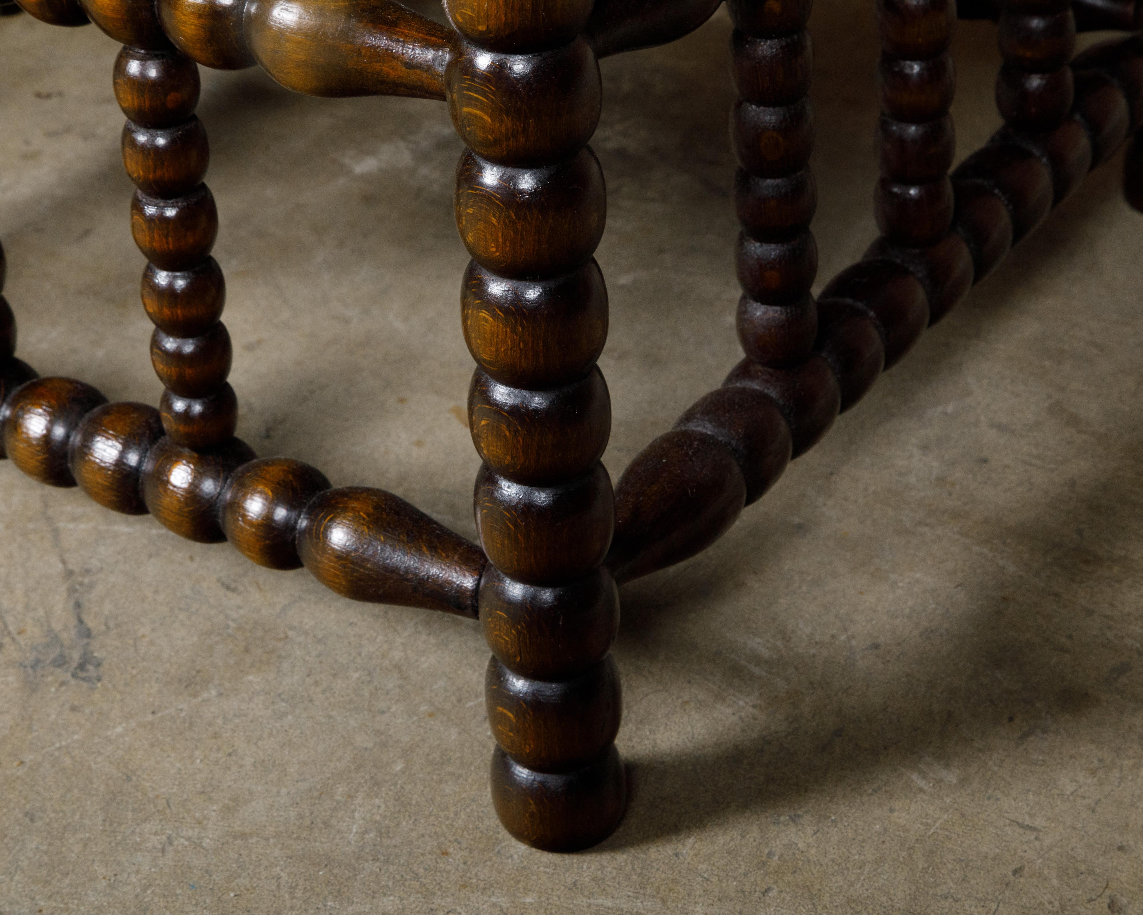 Tabouret Bobbin anglais du 19ème siècle avec assise tapissée et garniture de têtes de clous Bon état - En vente à Atlanta, GA