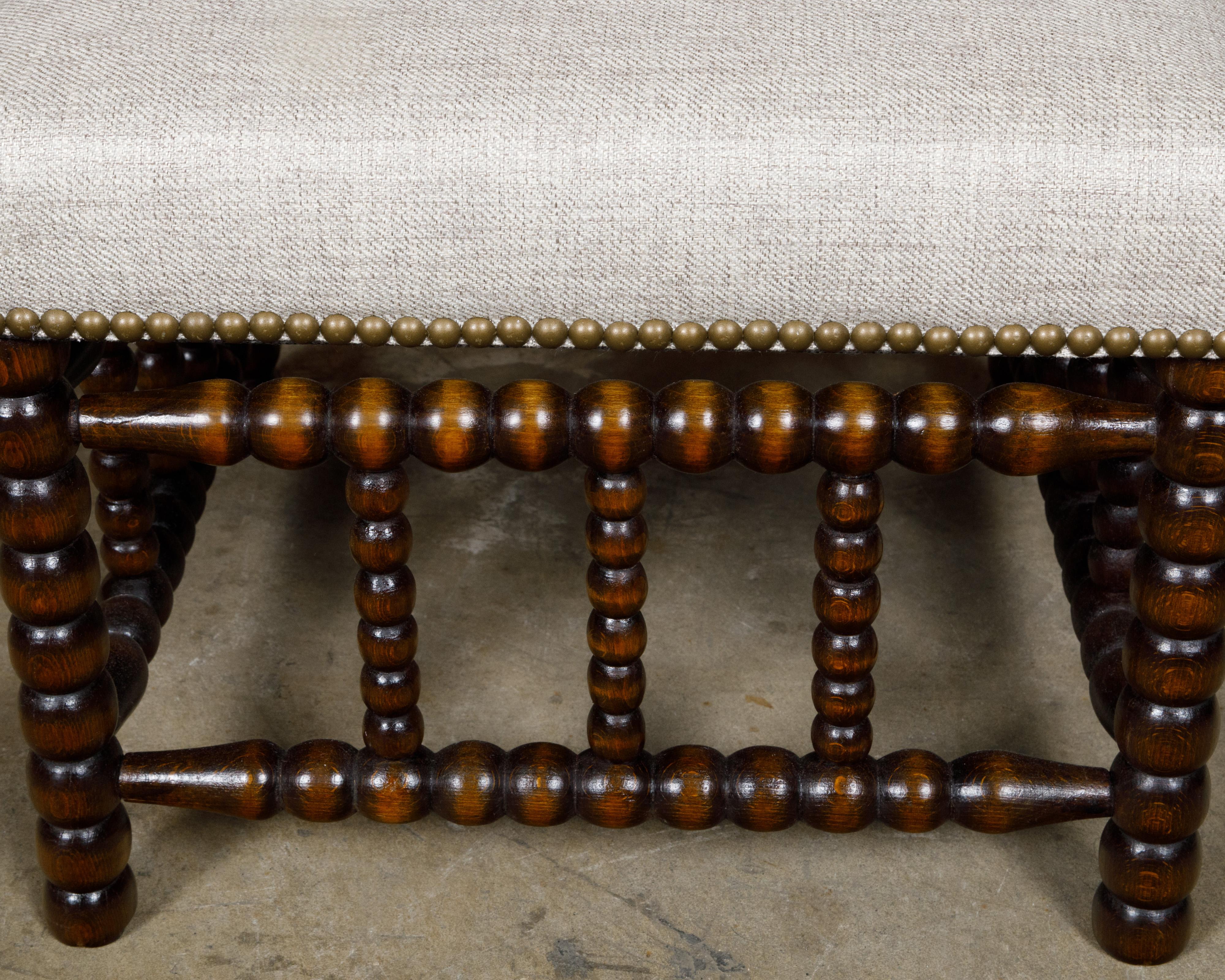 XIXe siècle Tabouret Bobbin anglais du 19ème siècle avec assise tapissée et garniture de têtes de clous en vente