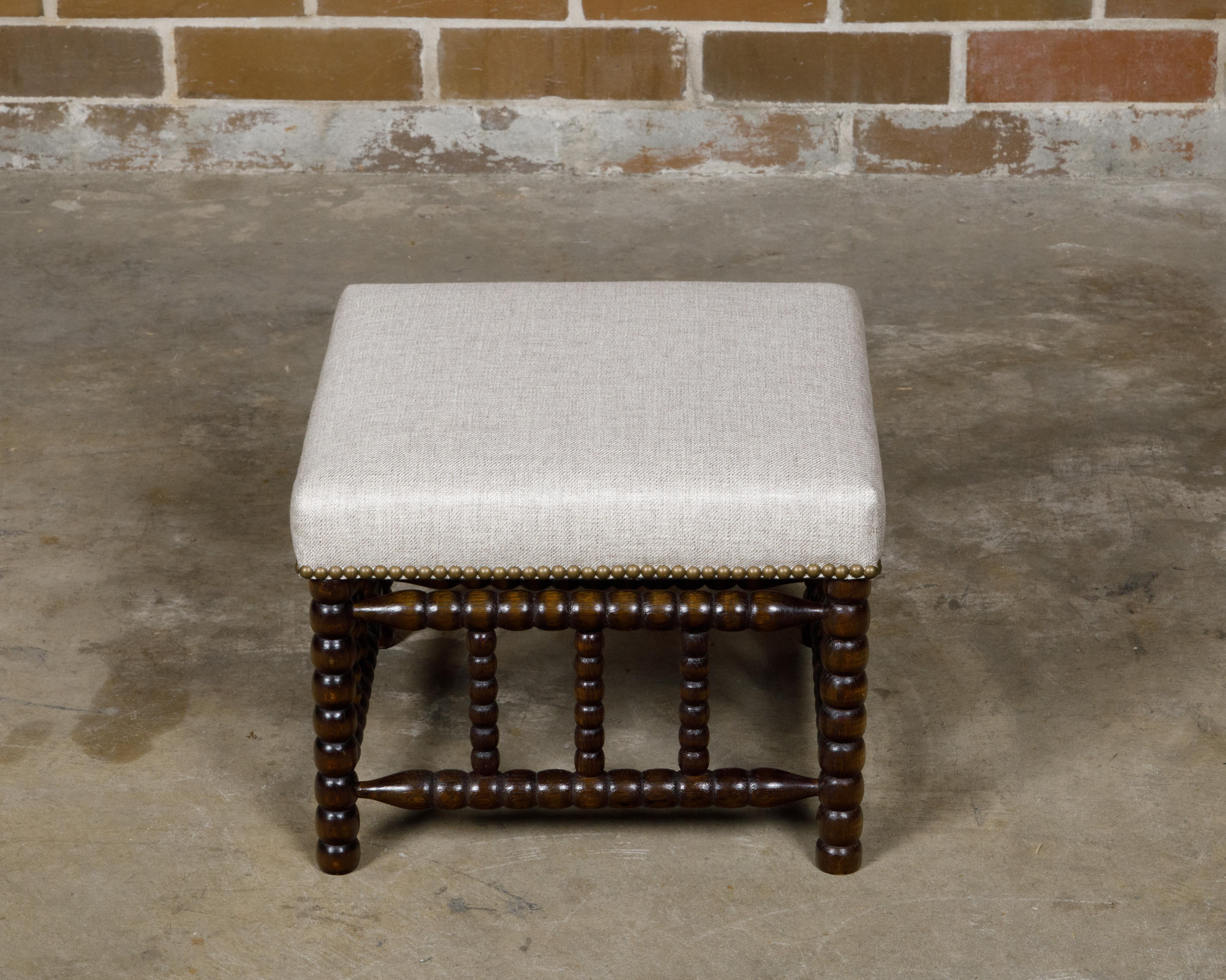 Tabouret Bobbin anglais du 19ème siècle avec assise tapissée et garniture de têtes de clous en vente 1