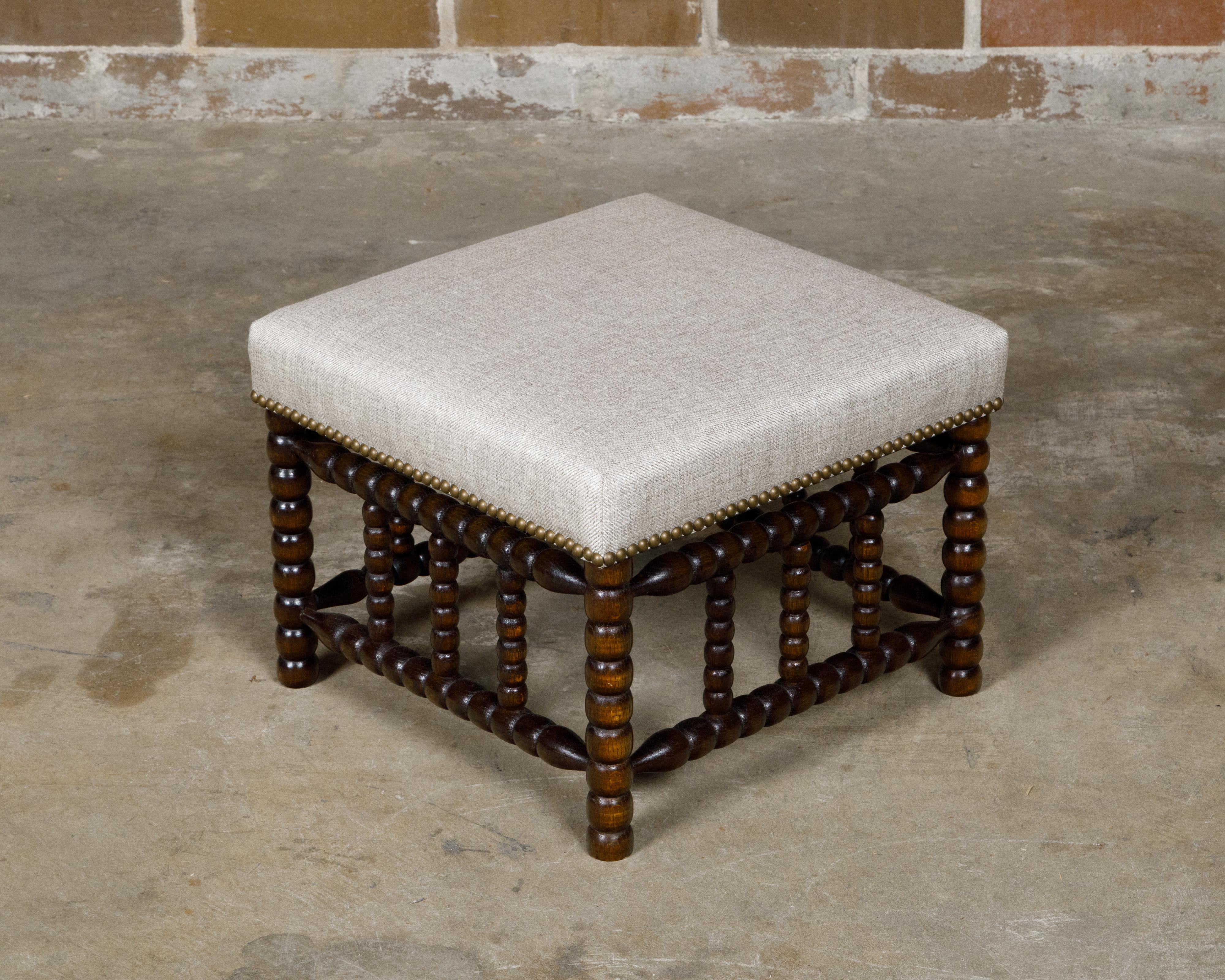 Tabouret Bobbin anglais du 19ème siècle avec assise tapissée et garniture de têtes de clous en vente 2