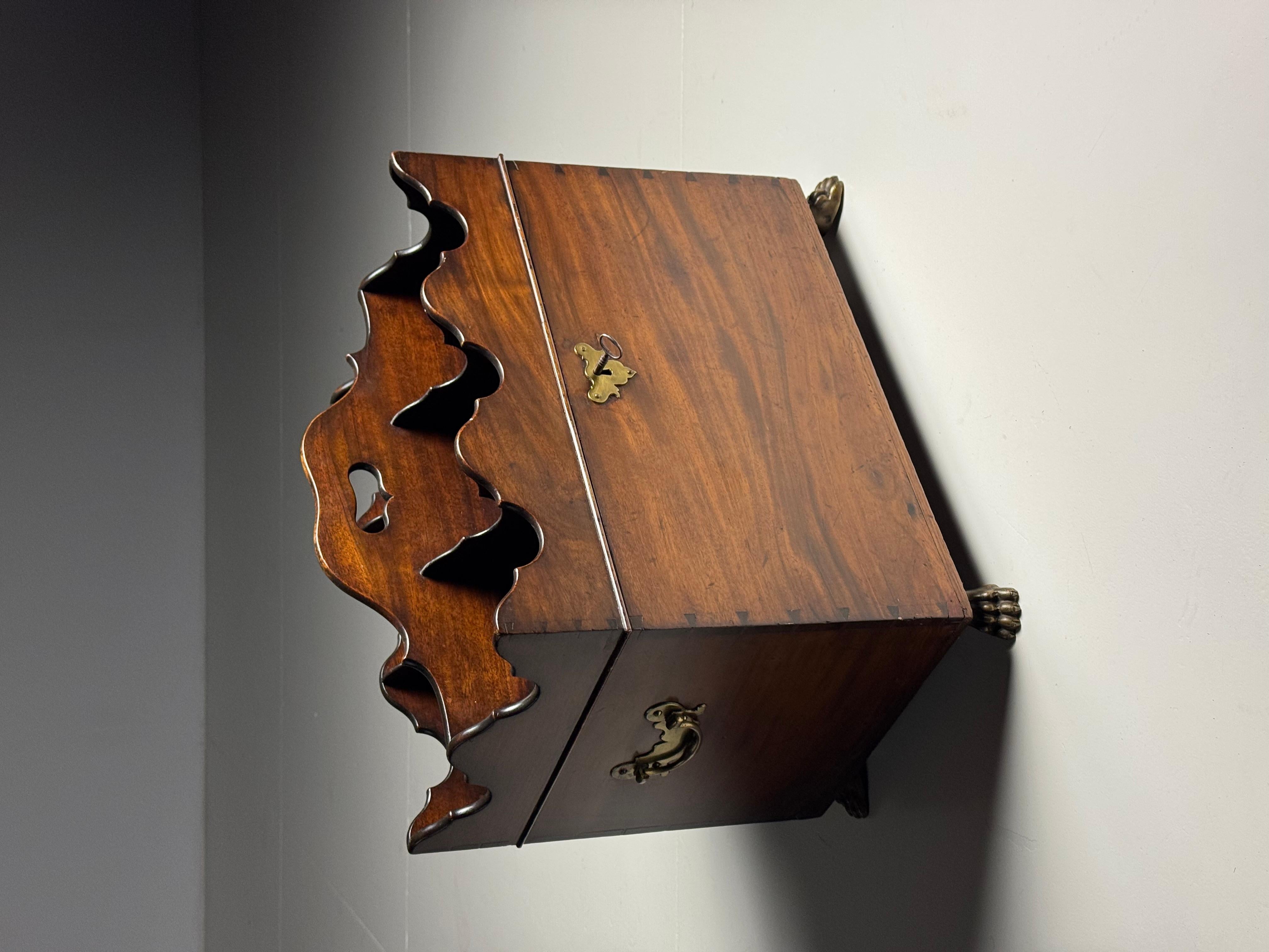English 19th century Bottle Carrier.

Wine rack / Bottle Carrier. Originating from England, early 19th century. Made of solid mahogany with brass fittings. Lock is working.

Dimensions: 50H x 50W x 33D cm