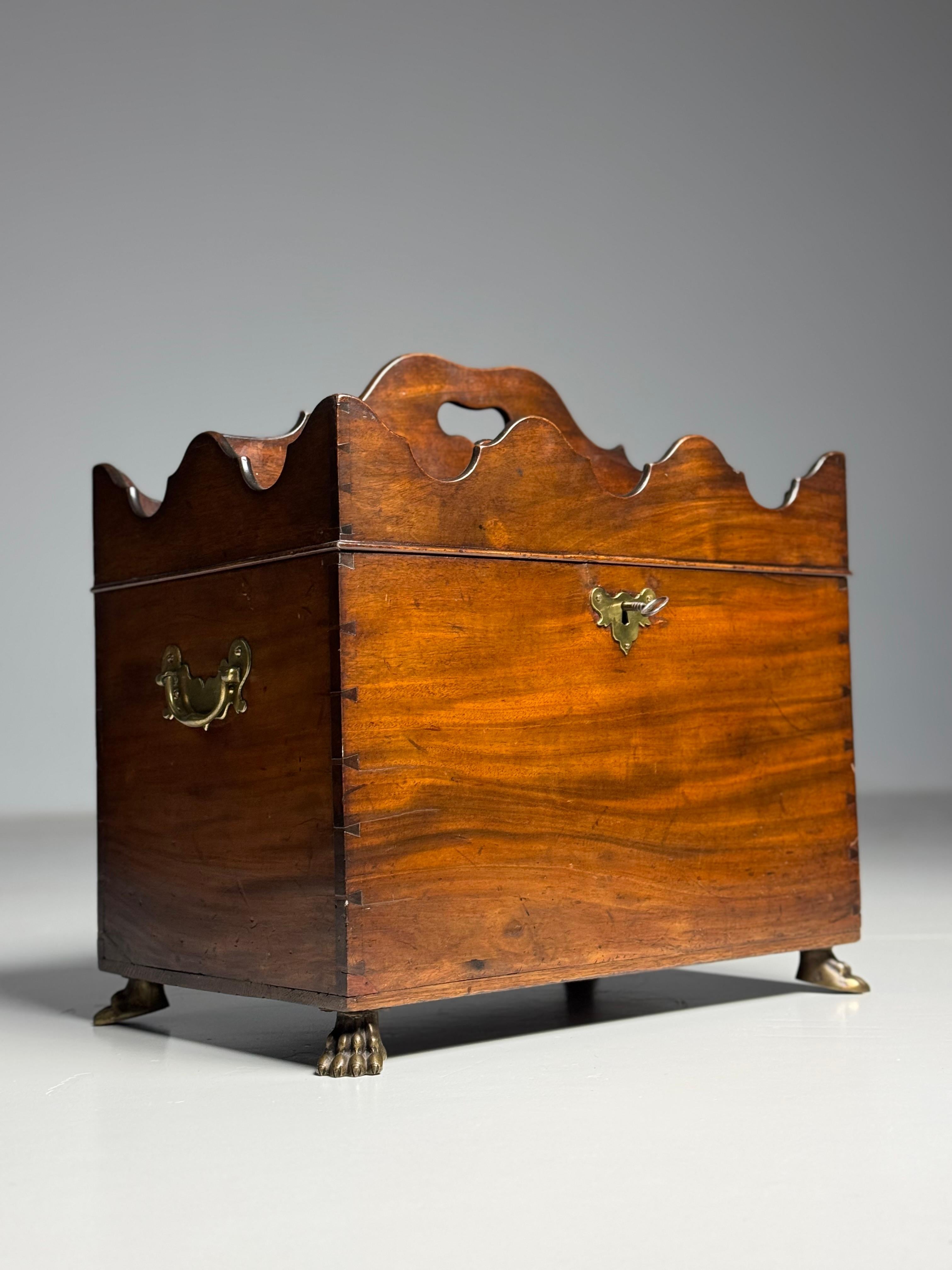 English 19th century Bottle Carrier en vente 2